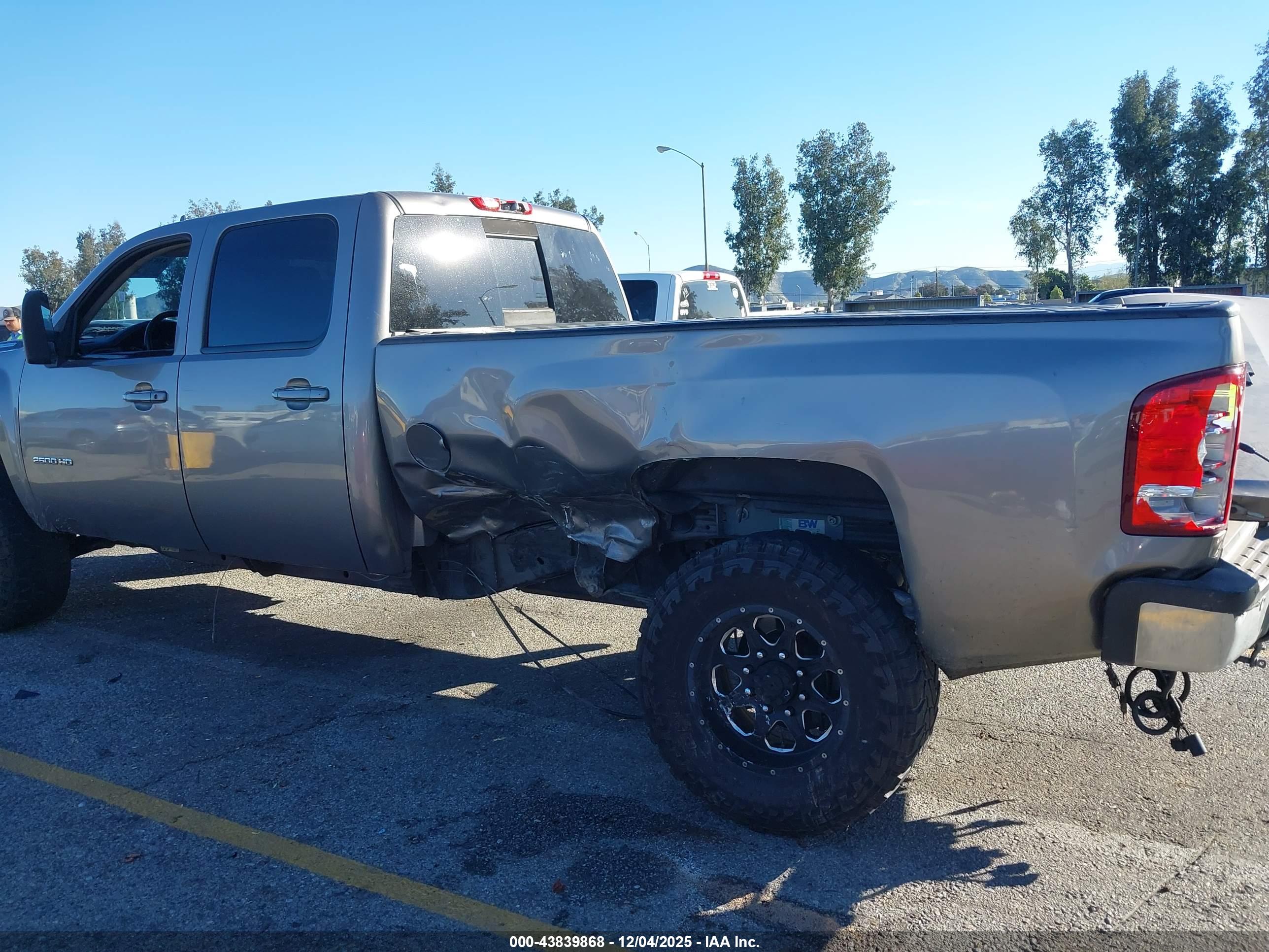 CHEVROLET SILVERADO image 6