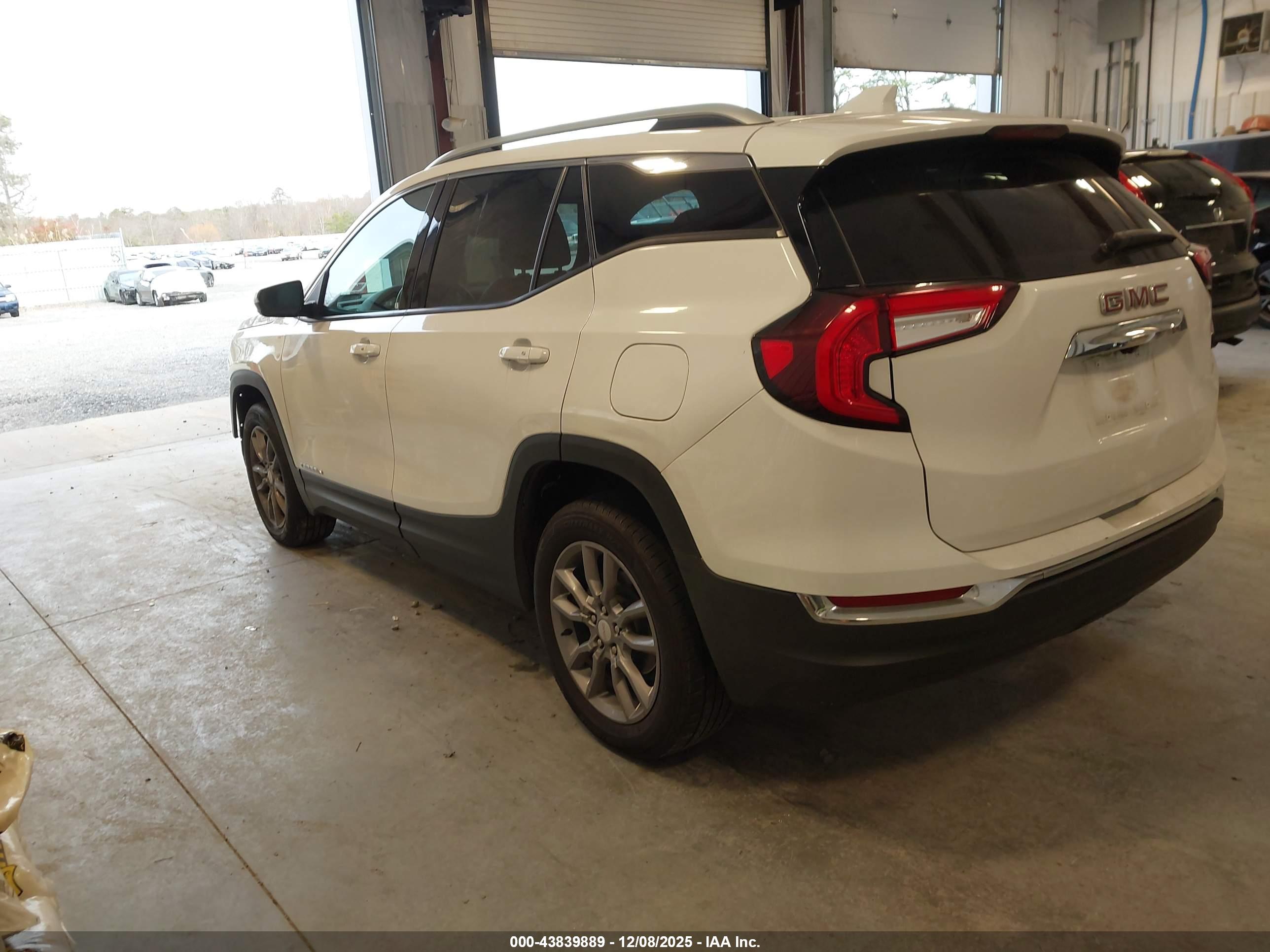 GMC TERRAIN image 3