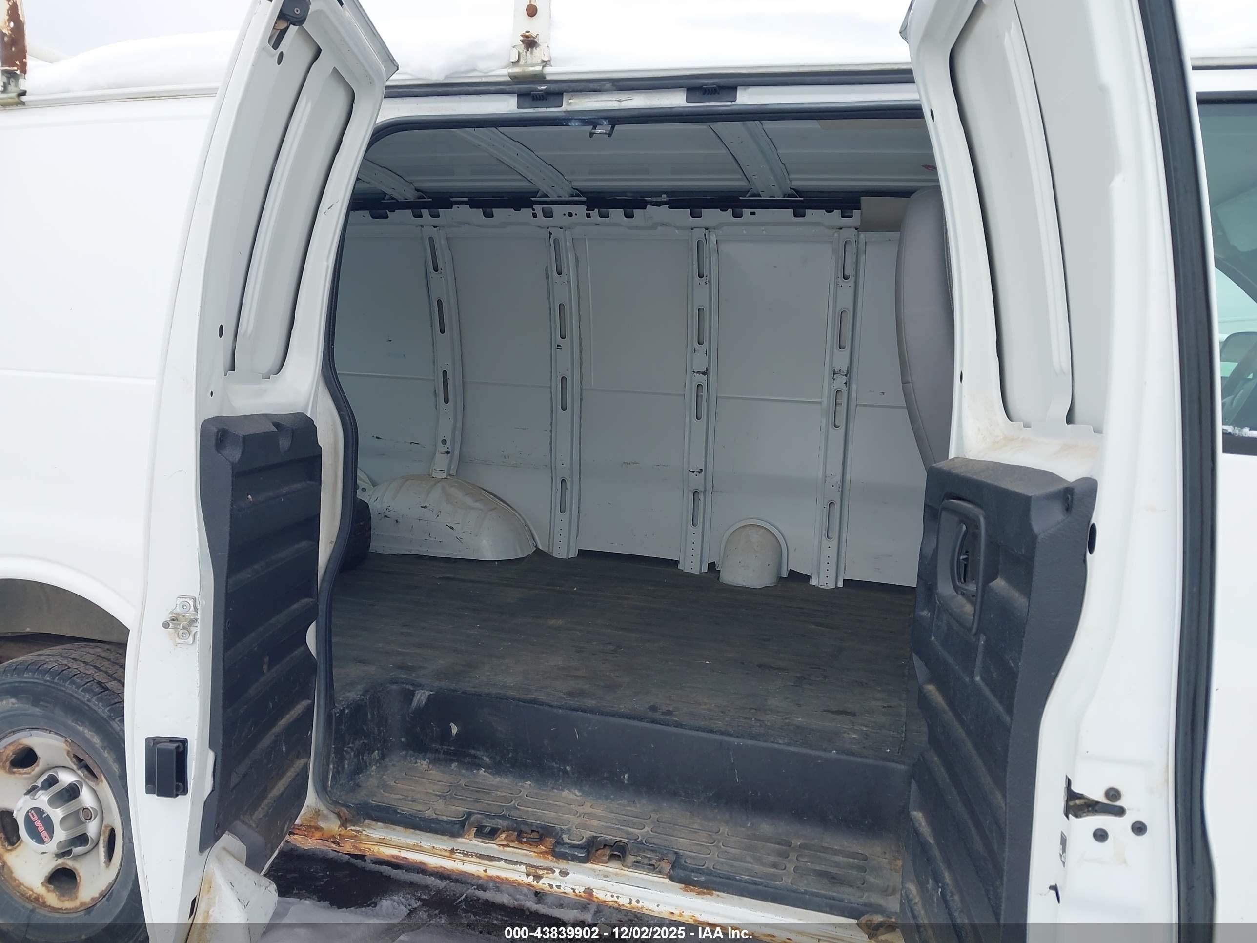 GMC SAVANA image 8