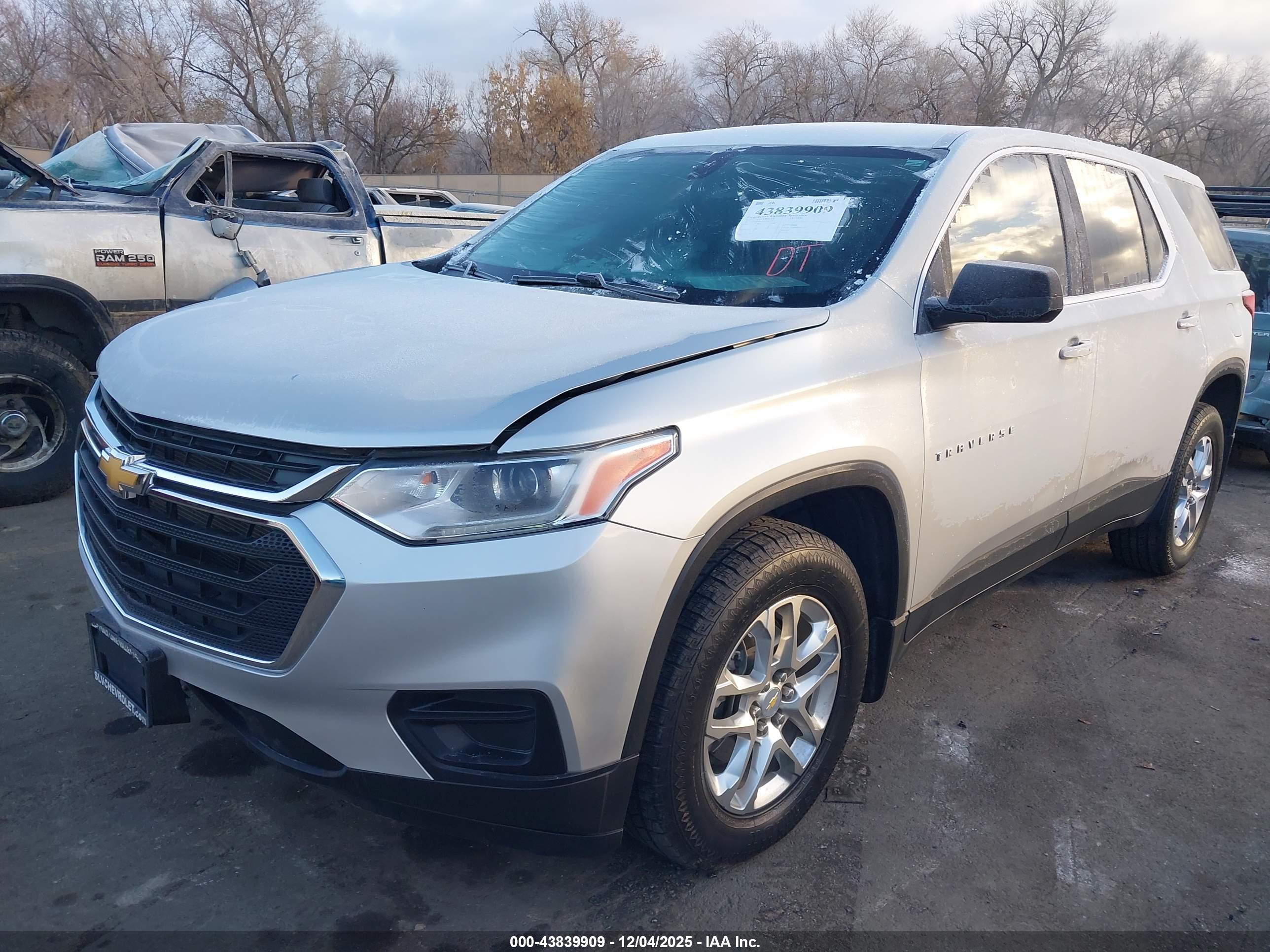 CHEVROLET TRAVERSE image 2
