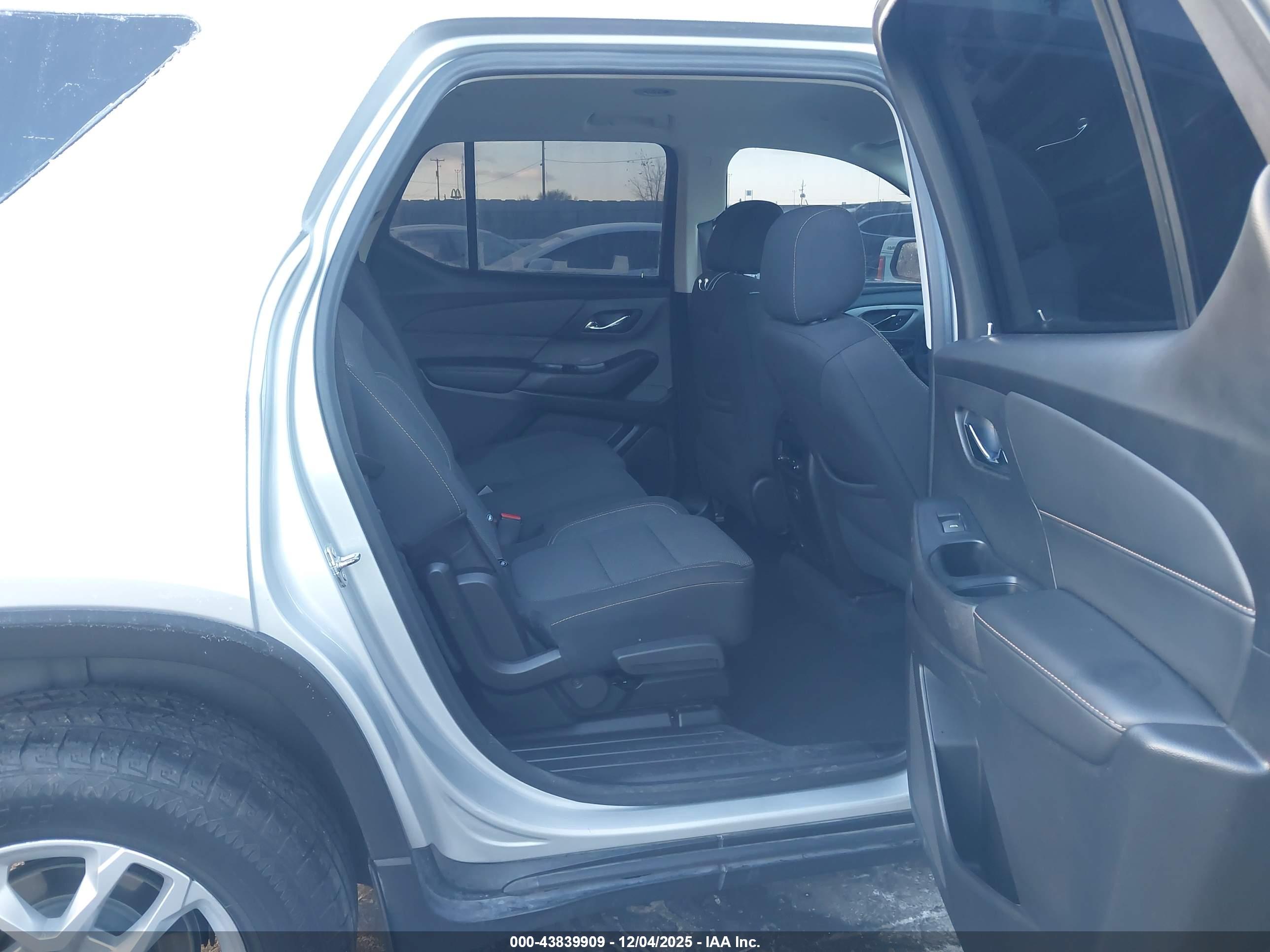 CHEVROLET TRAVERSE image 8