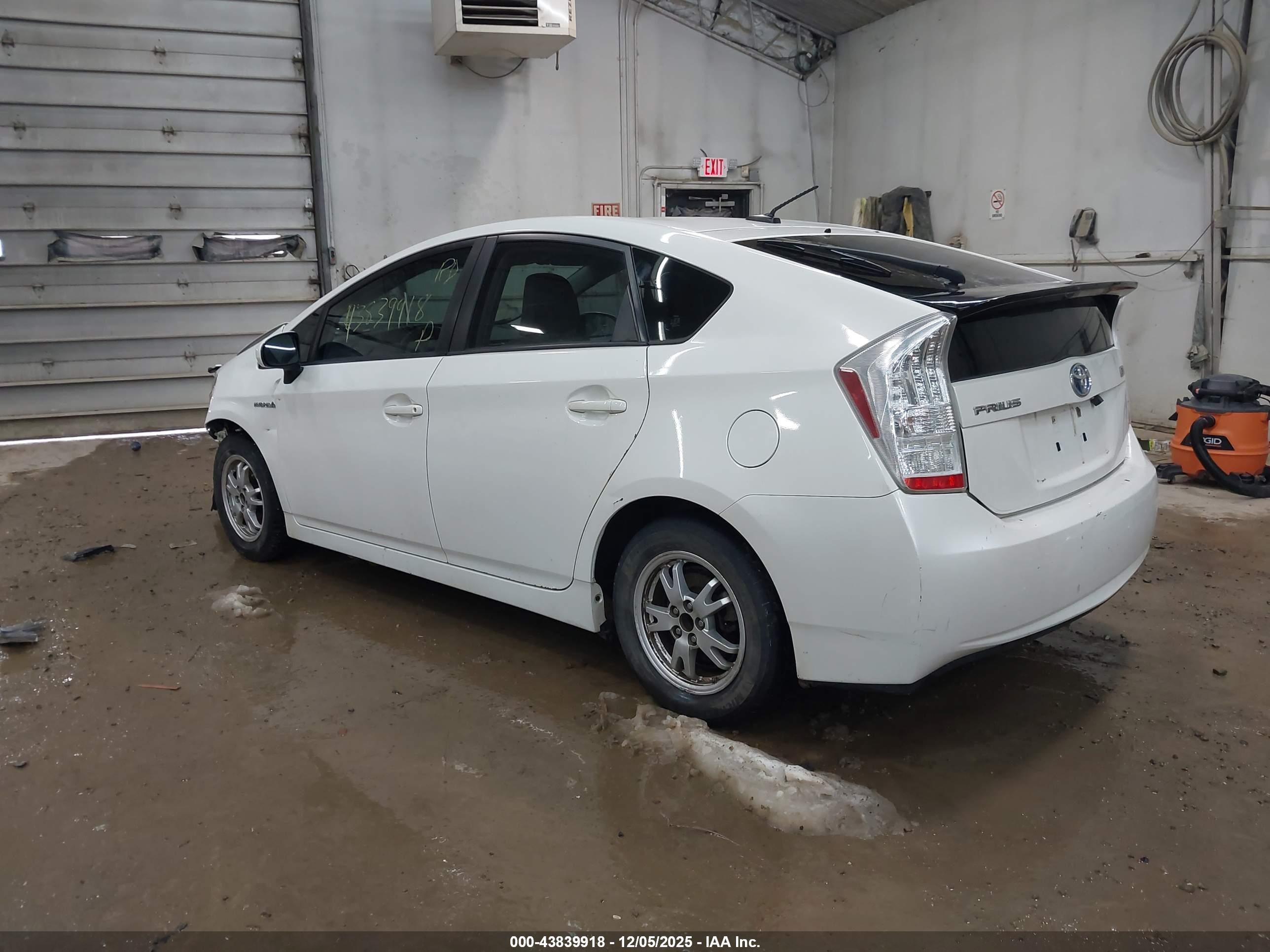 TOYOTA PRIUS image 3