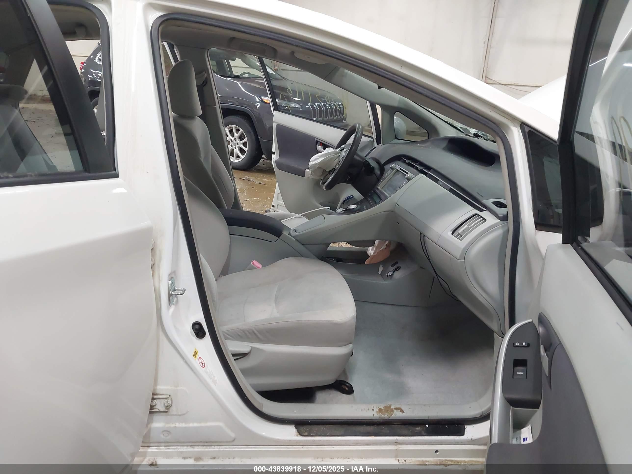 TOYOTA PRIUS image 5