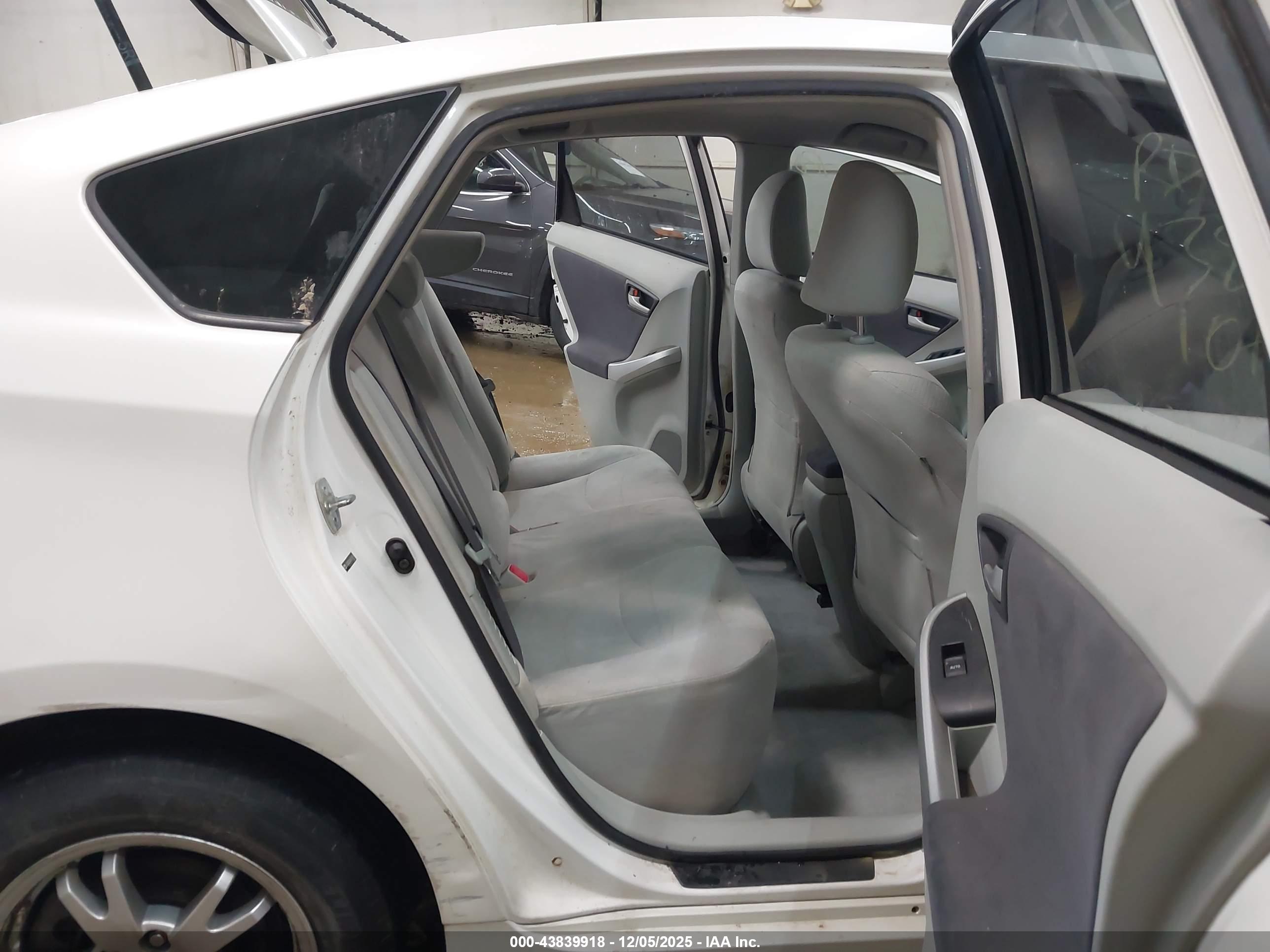 TOYOTA PRIUS image 8