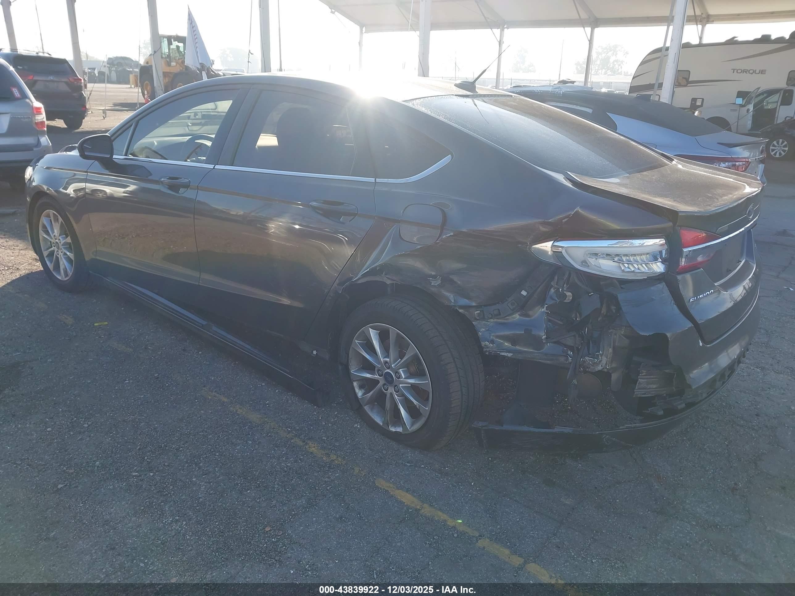 FORD FUSION image 3