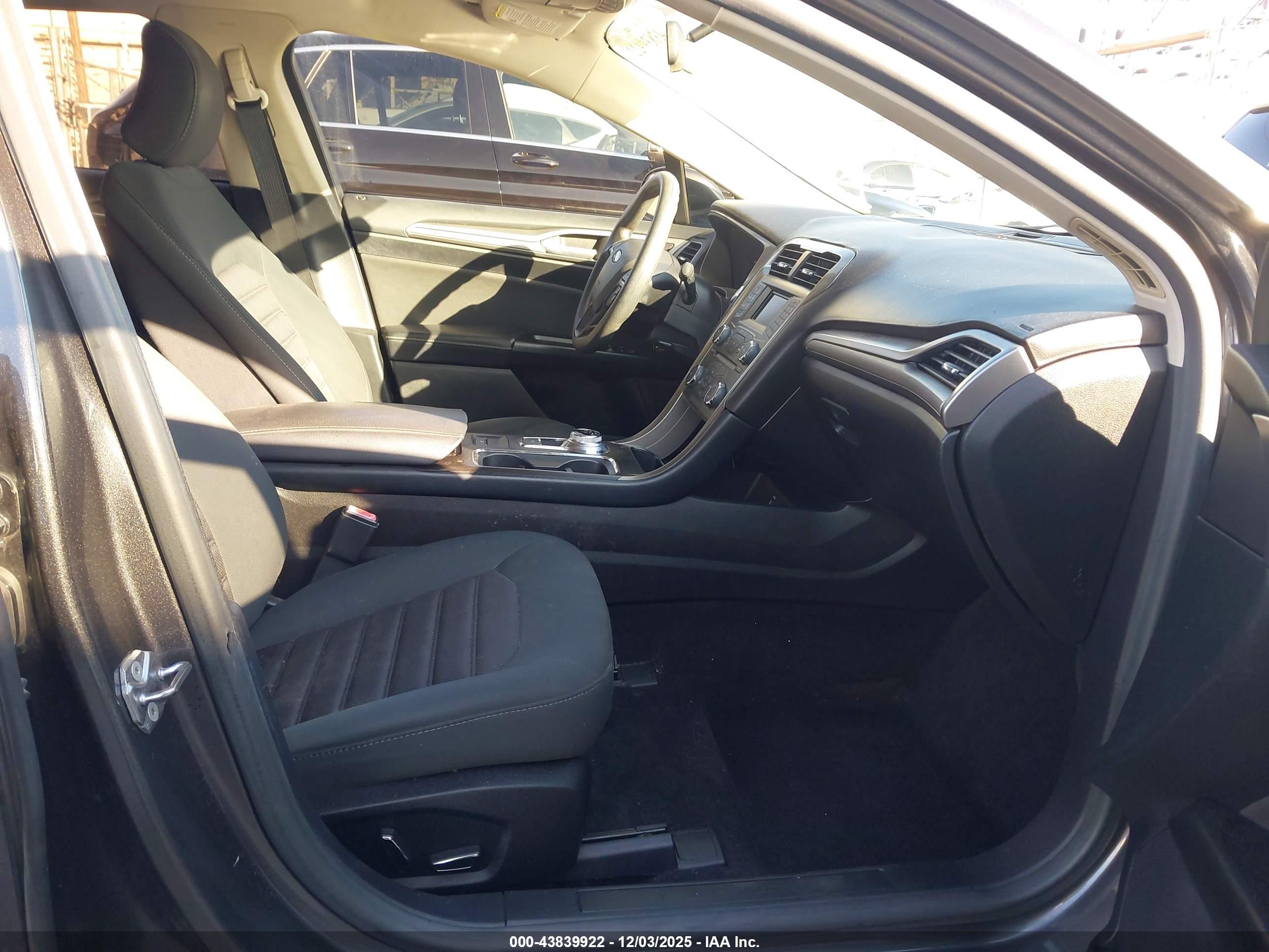 FORD FUSION image 5