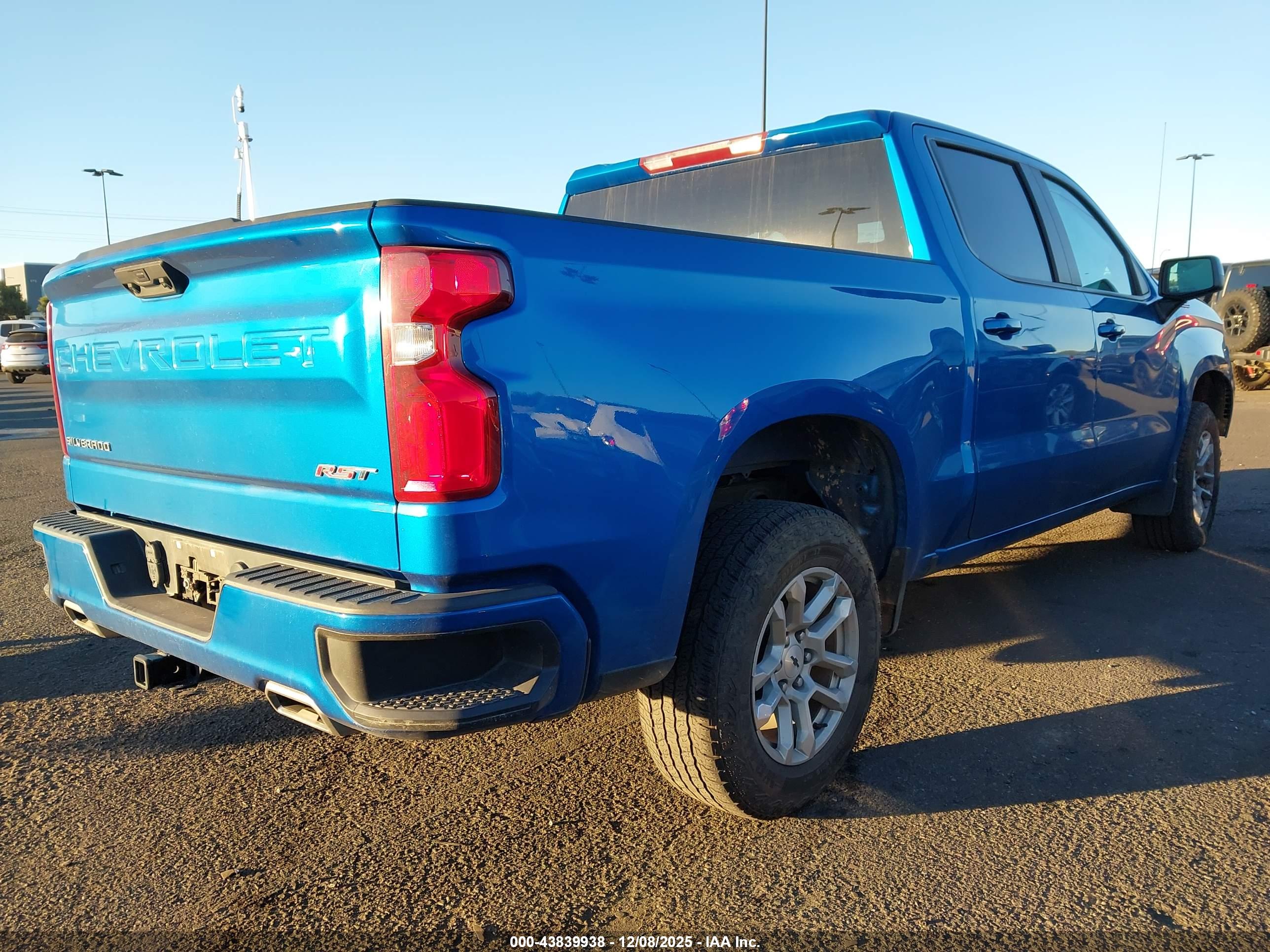 CHEVROLET SILVERADO image 4