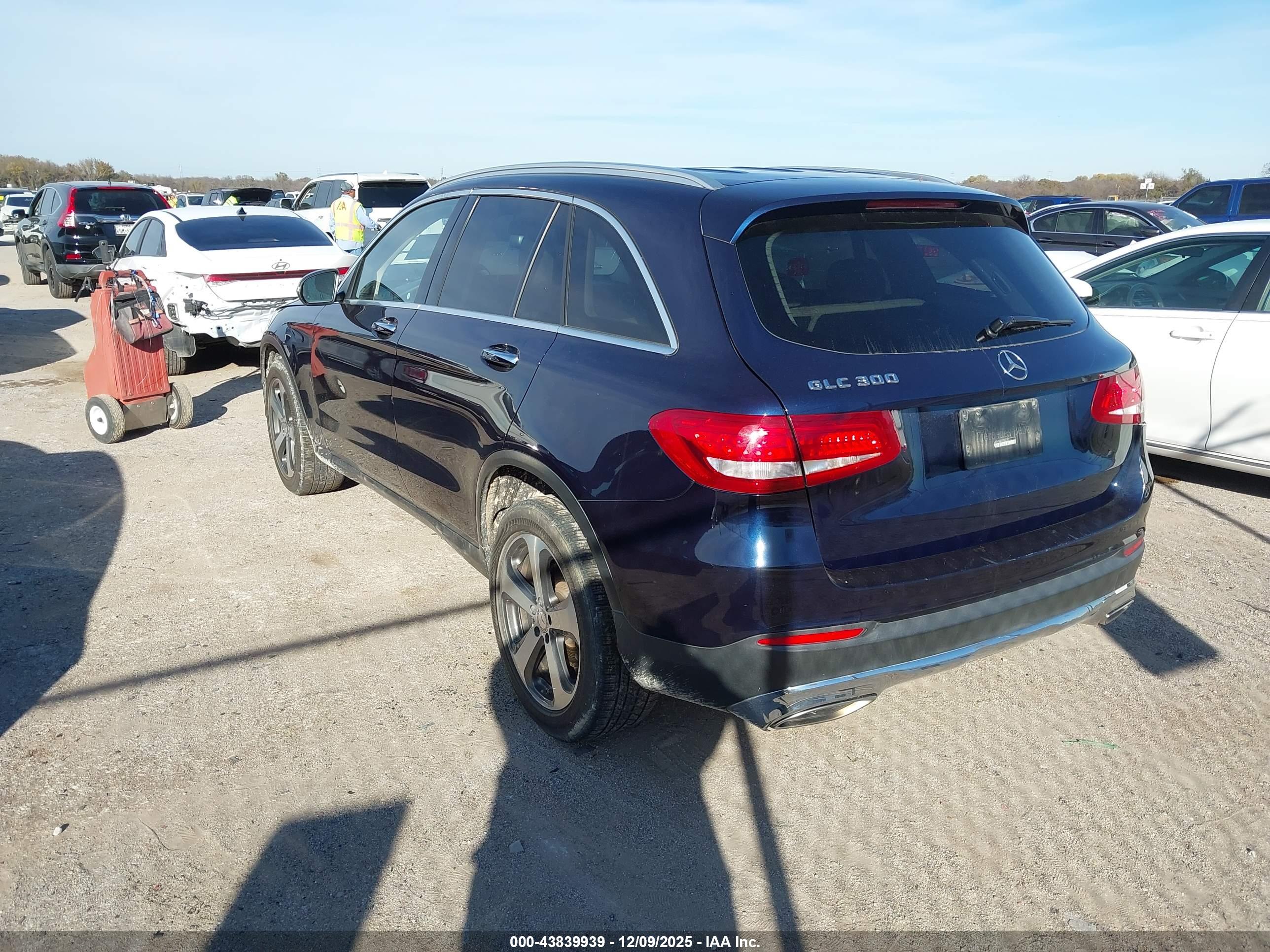 MERCEDES-BENZ GLC image 3