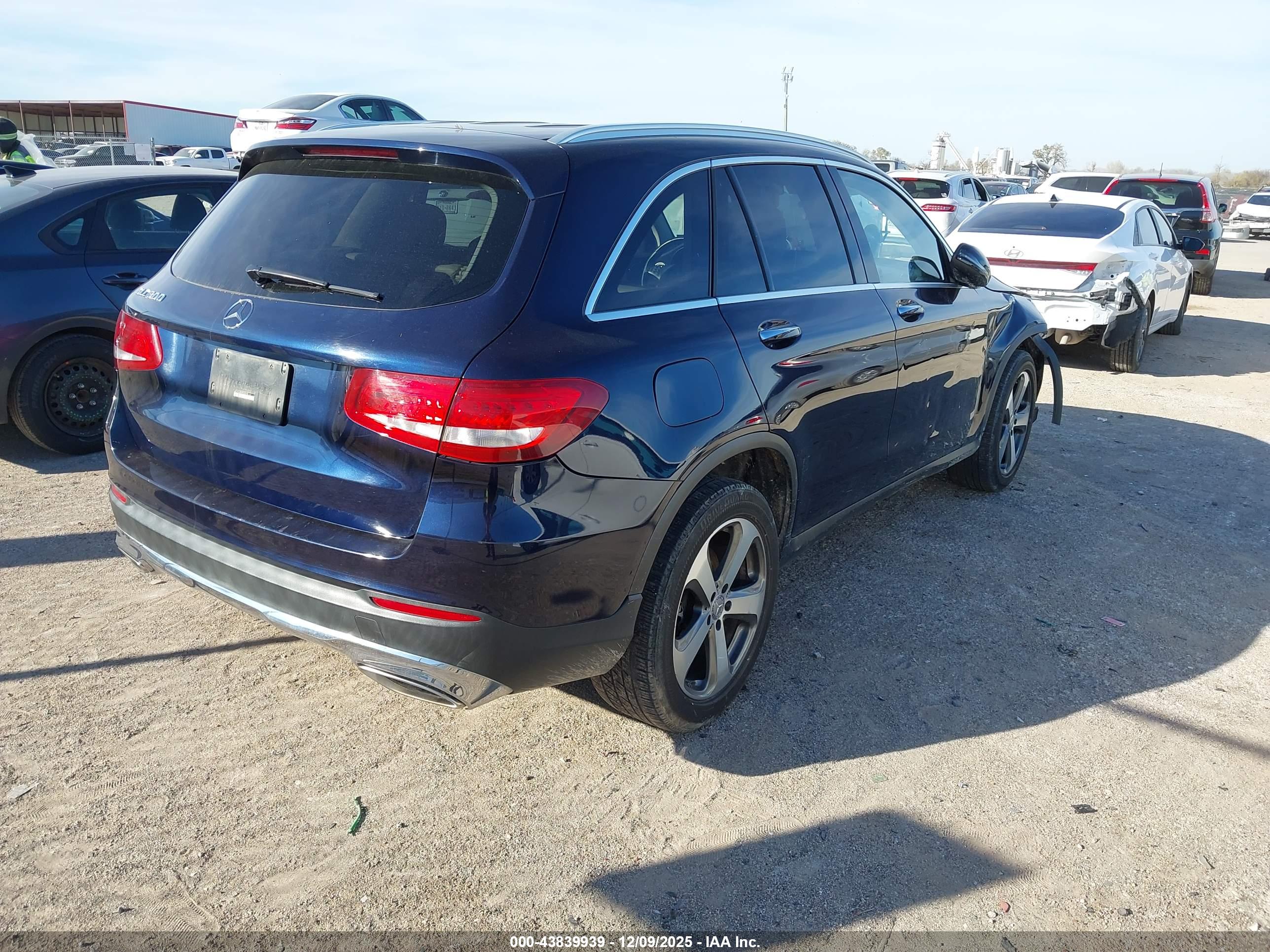 MERCEDES-BENZ GLC image 4