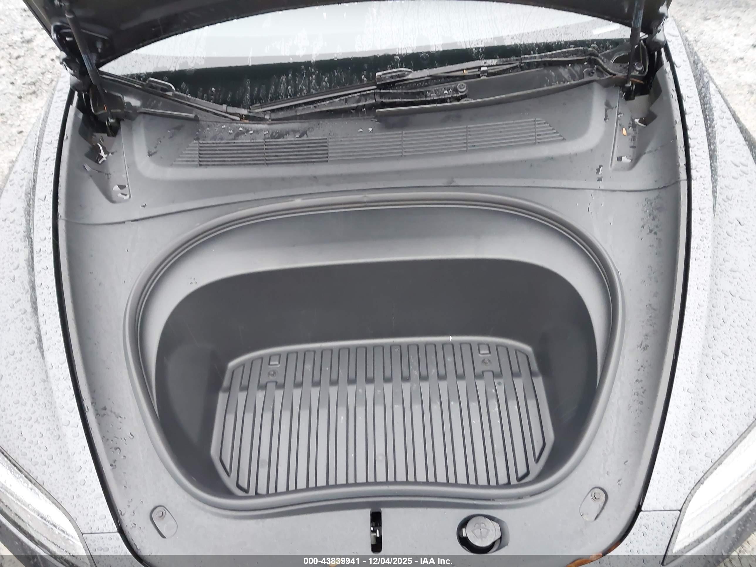 TESLA MODEL image 10