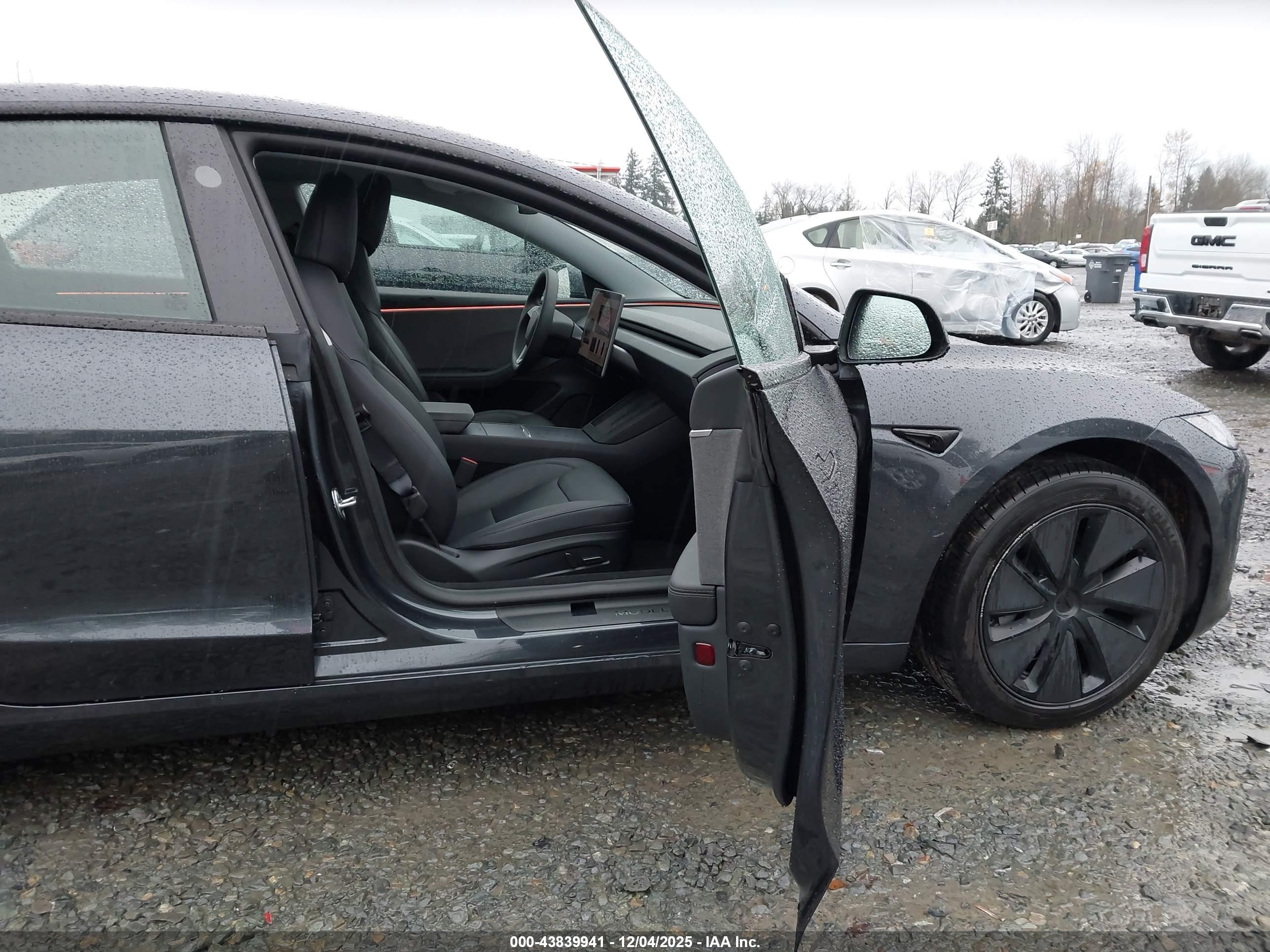 TESLA MODEL image 5