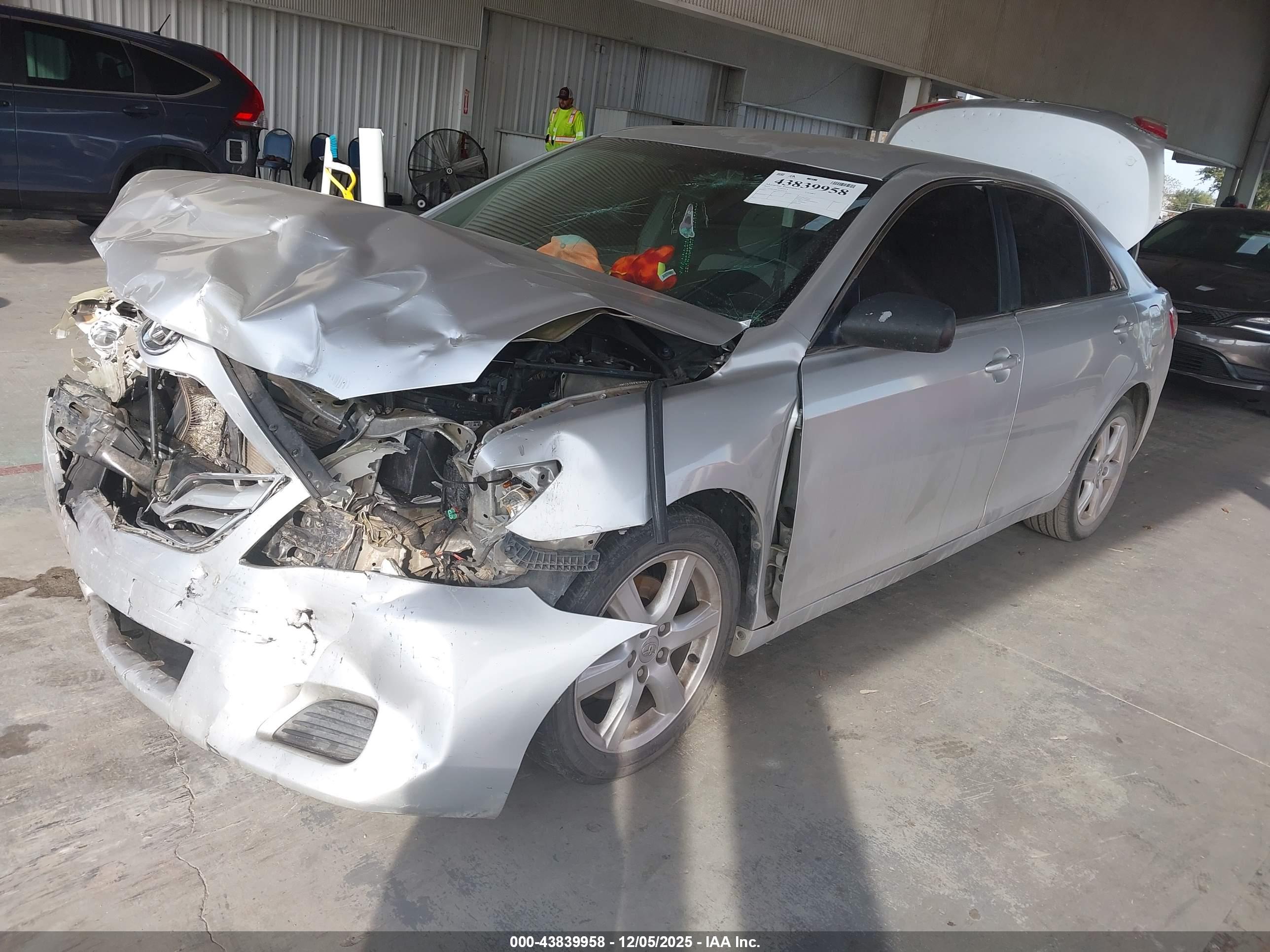 TOYOTA CAMRY image 2