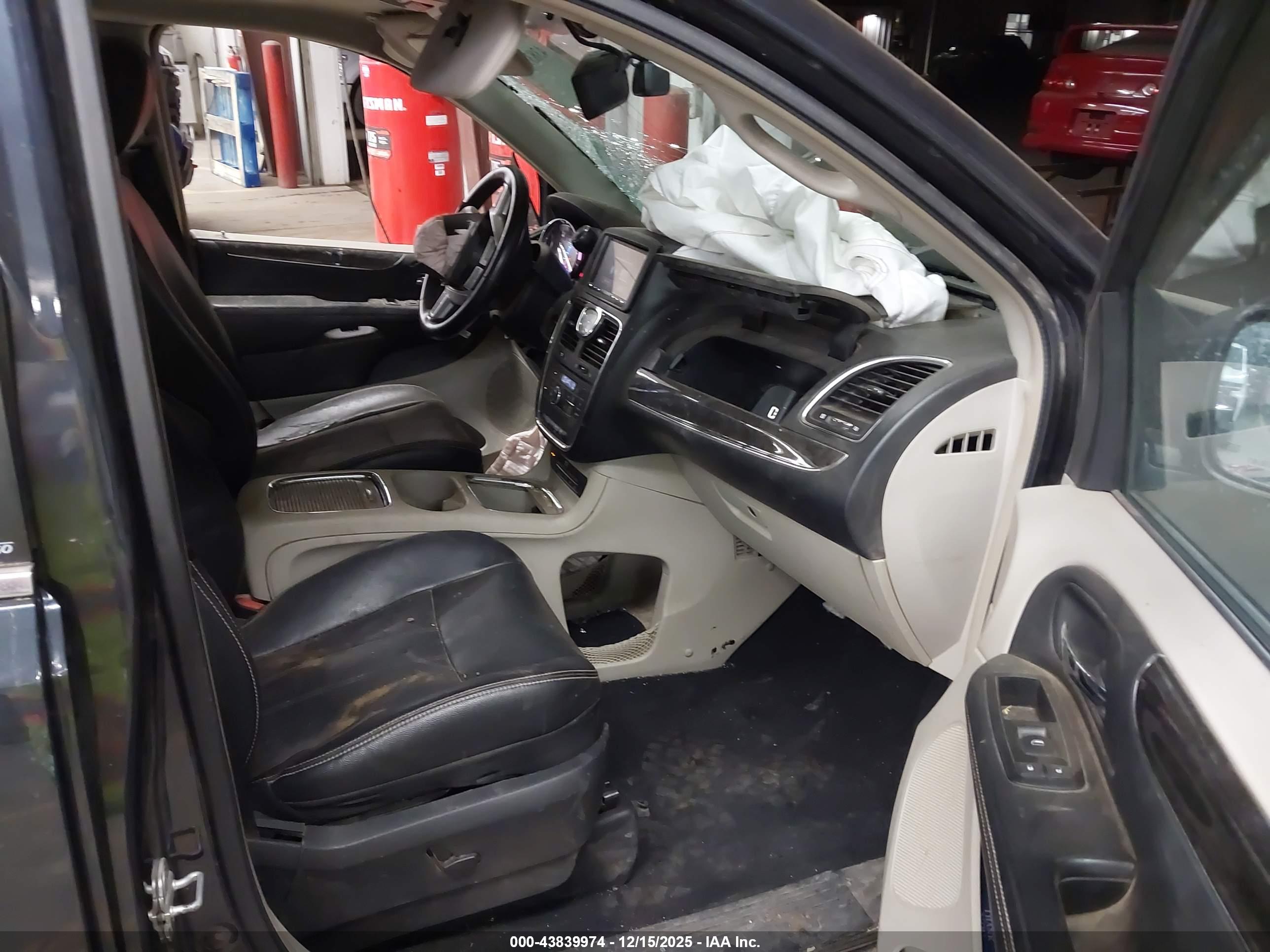 CHRYSLER TOWN image 5