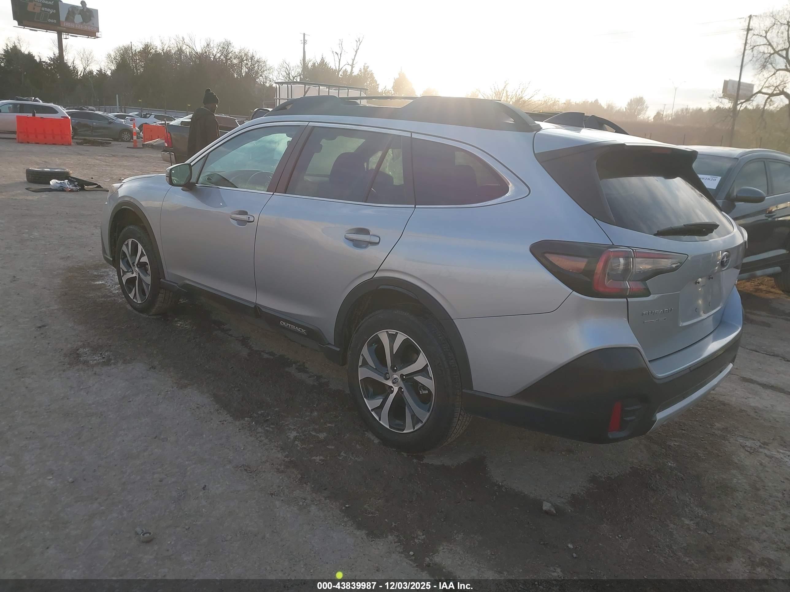 SUBARU OUTBACK image 3