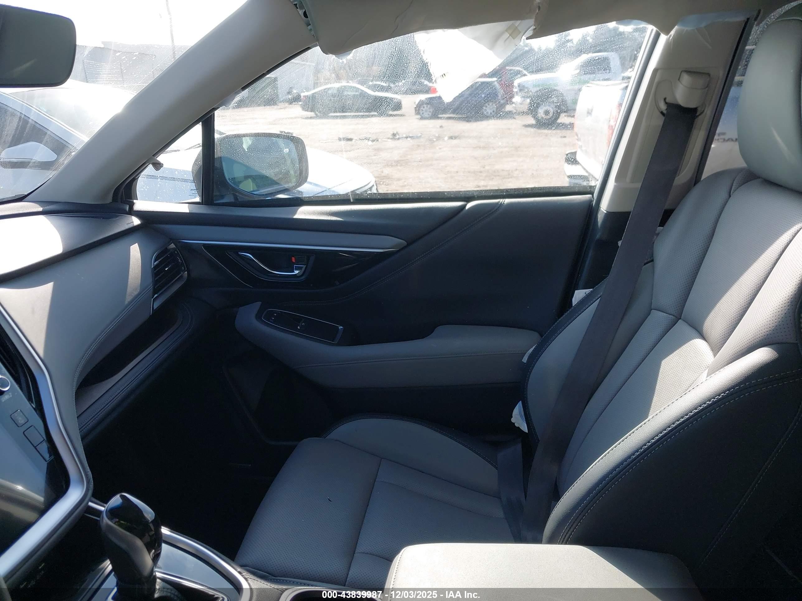 SUBARU OUTBACK image 5