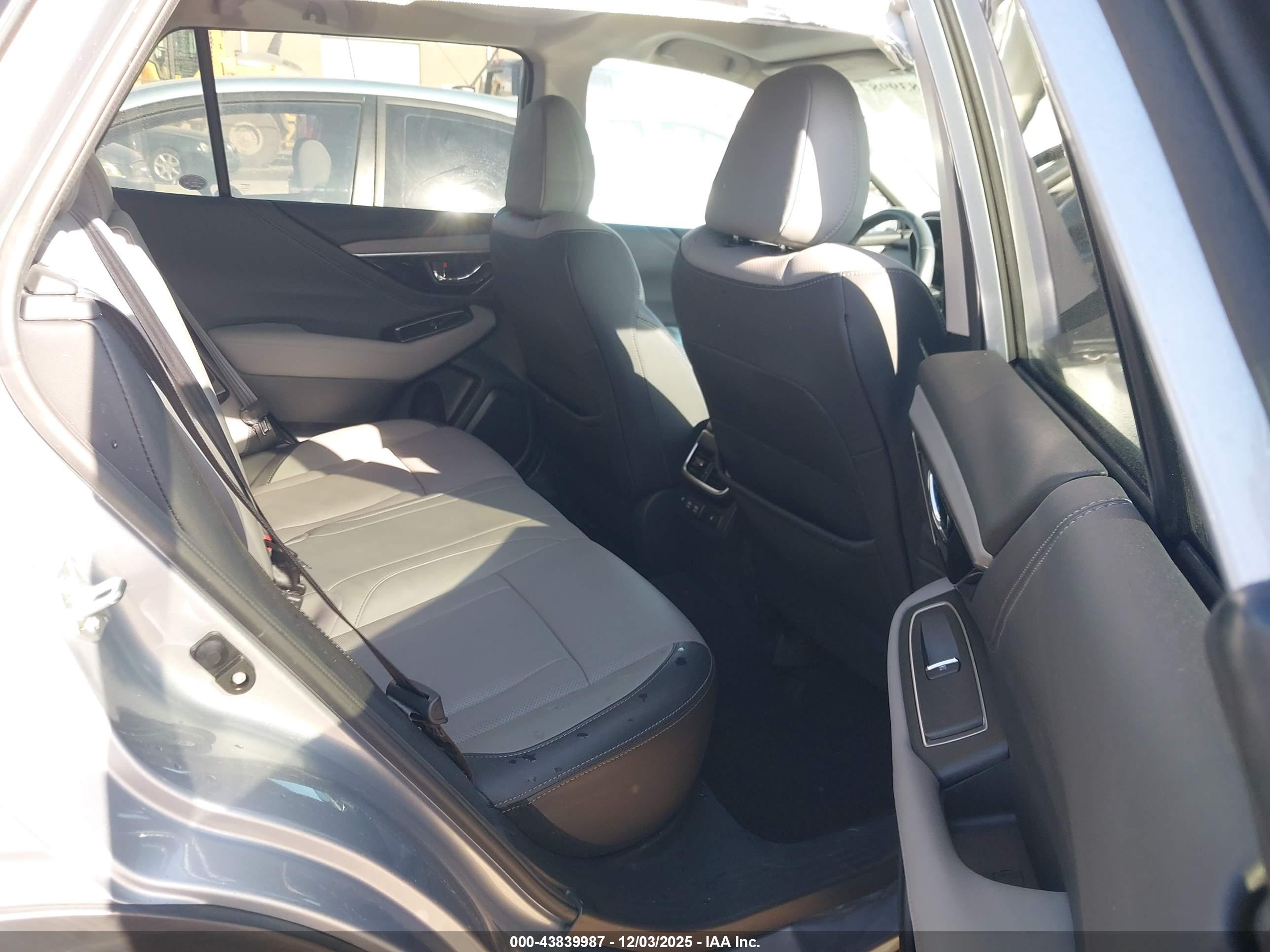 SUBARU OUTBACK image 8