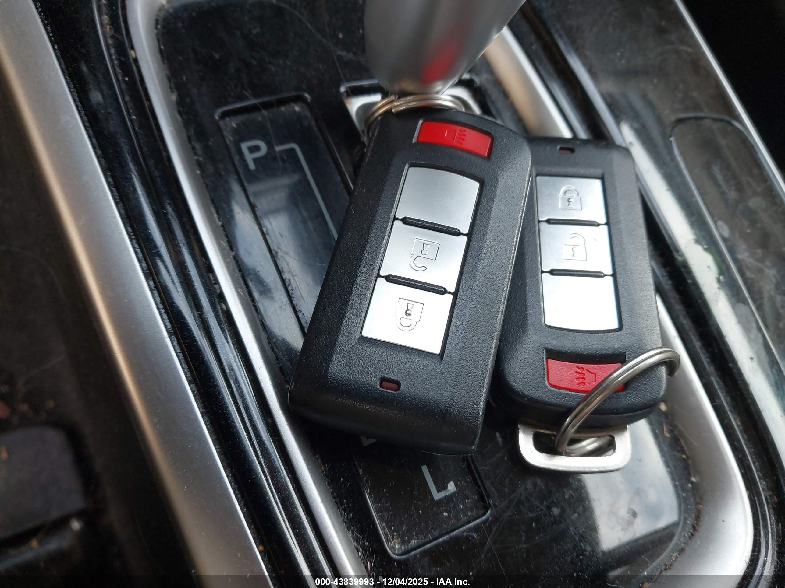 MITSUBISHI OUTLANDER image 11