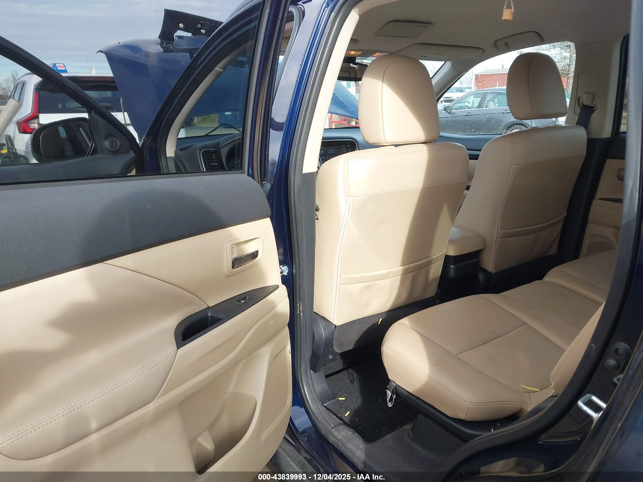 MITSUBISHI OUTLANDER image 8