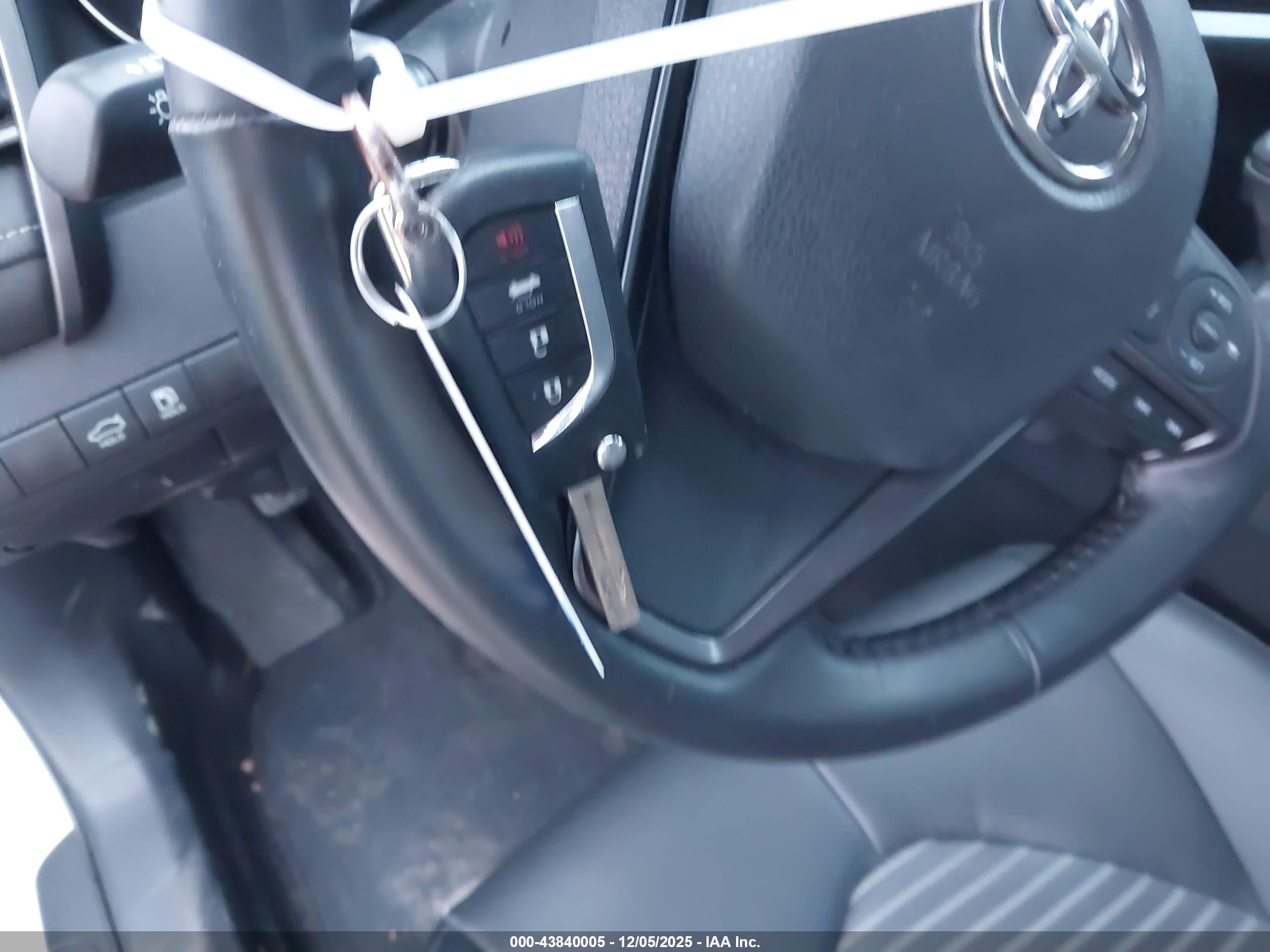 TOYOTA CAMRY image 11