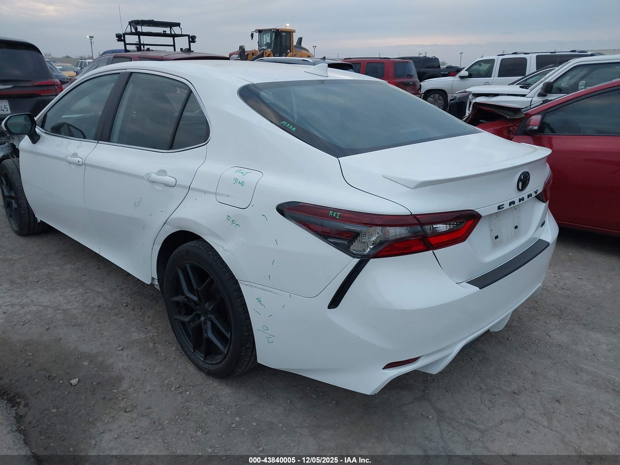 TOYOTA CAMRY image 3