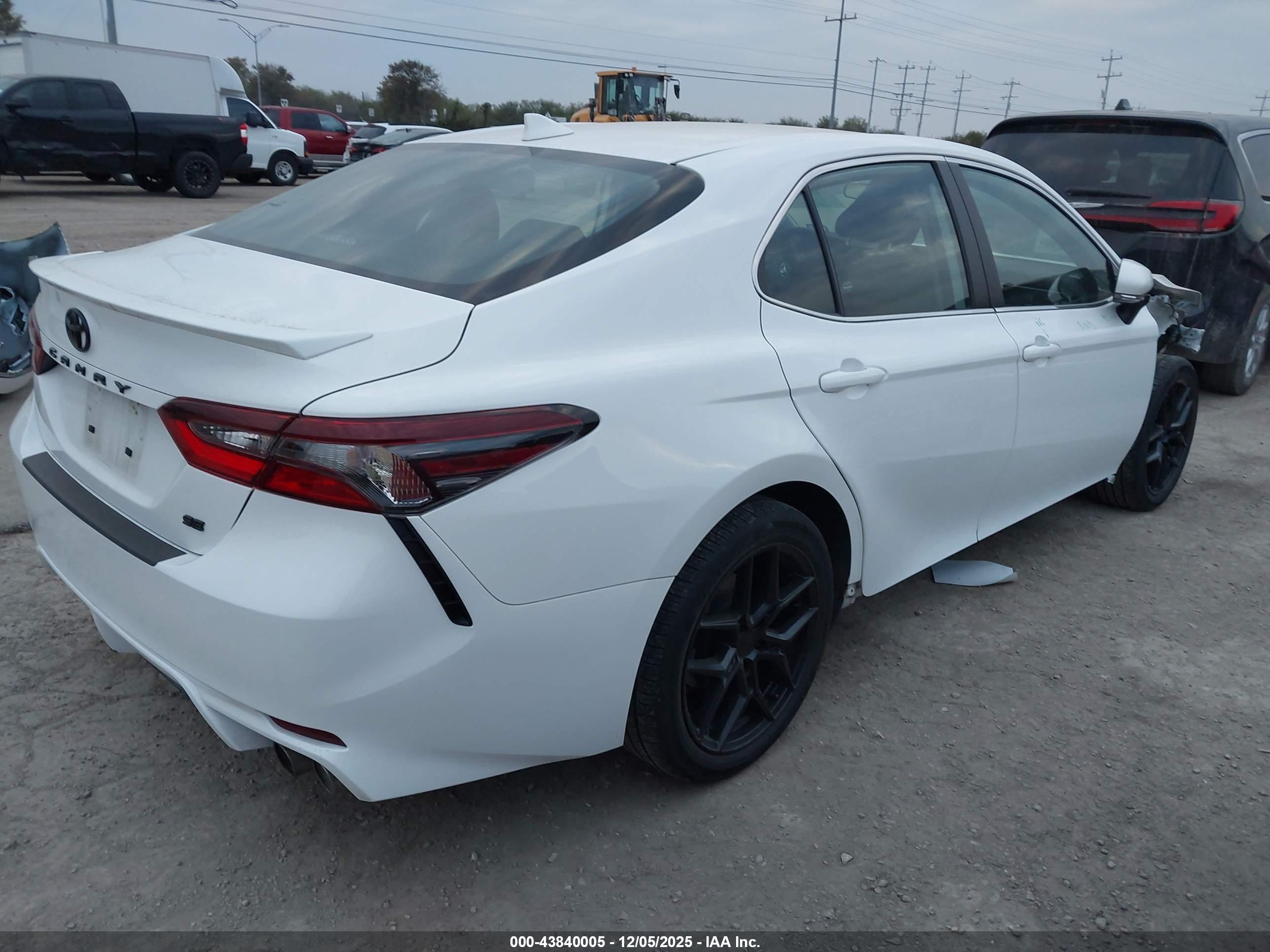 TOYOTA CAMRY image 4