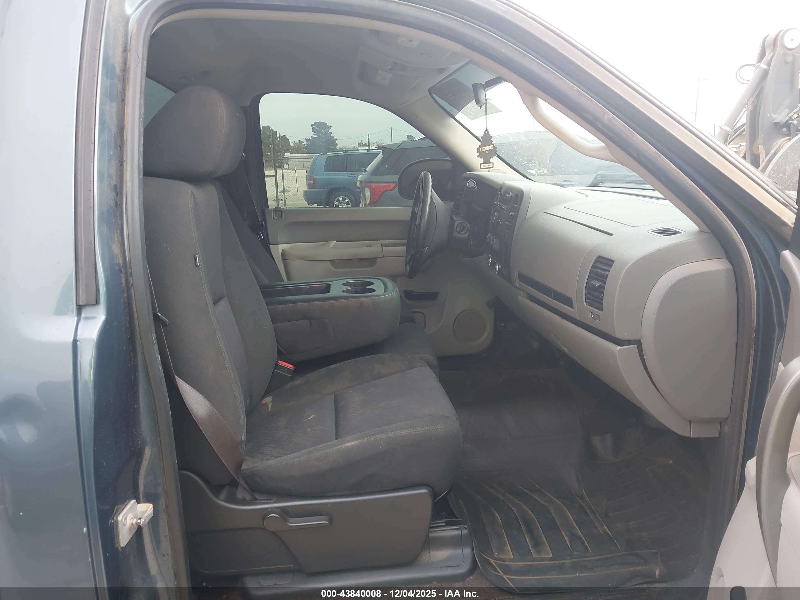 CHEVROLET SILVERADO image 5