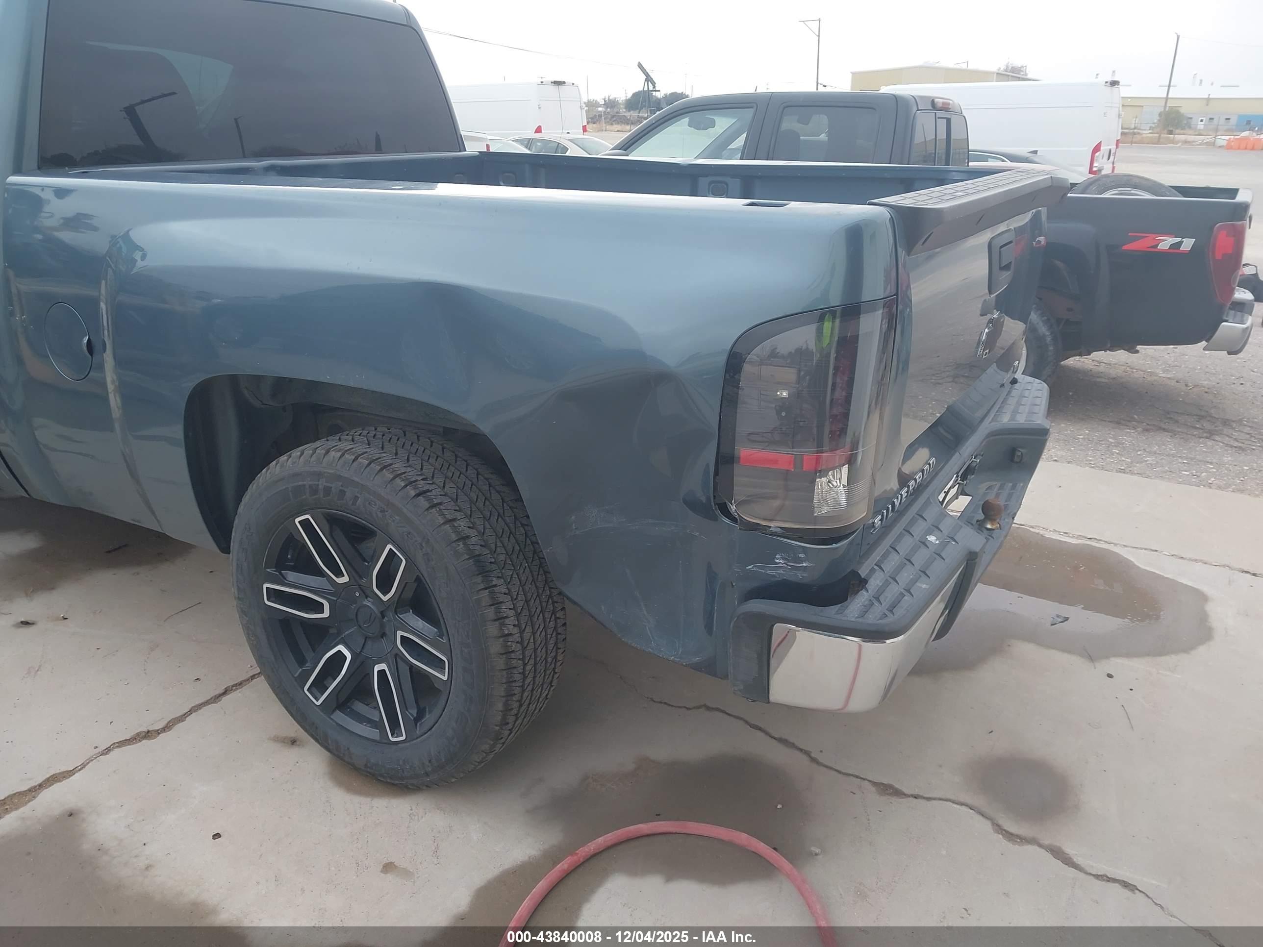 CHEVROLET SILVERADO image 6