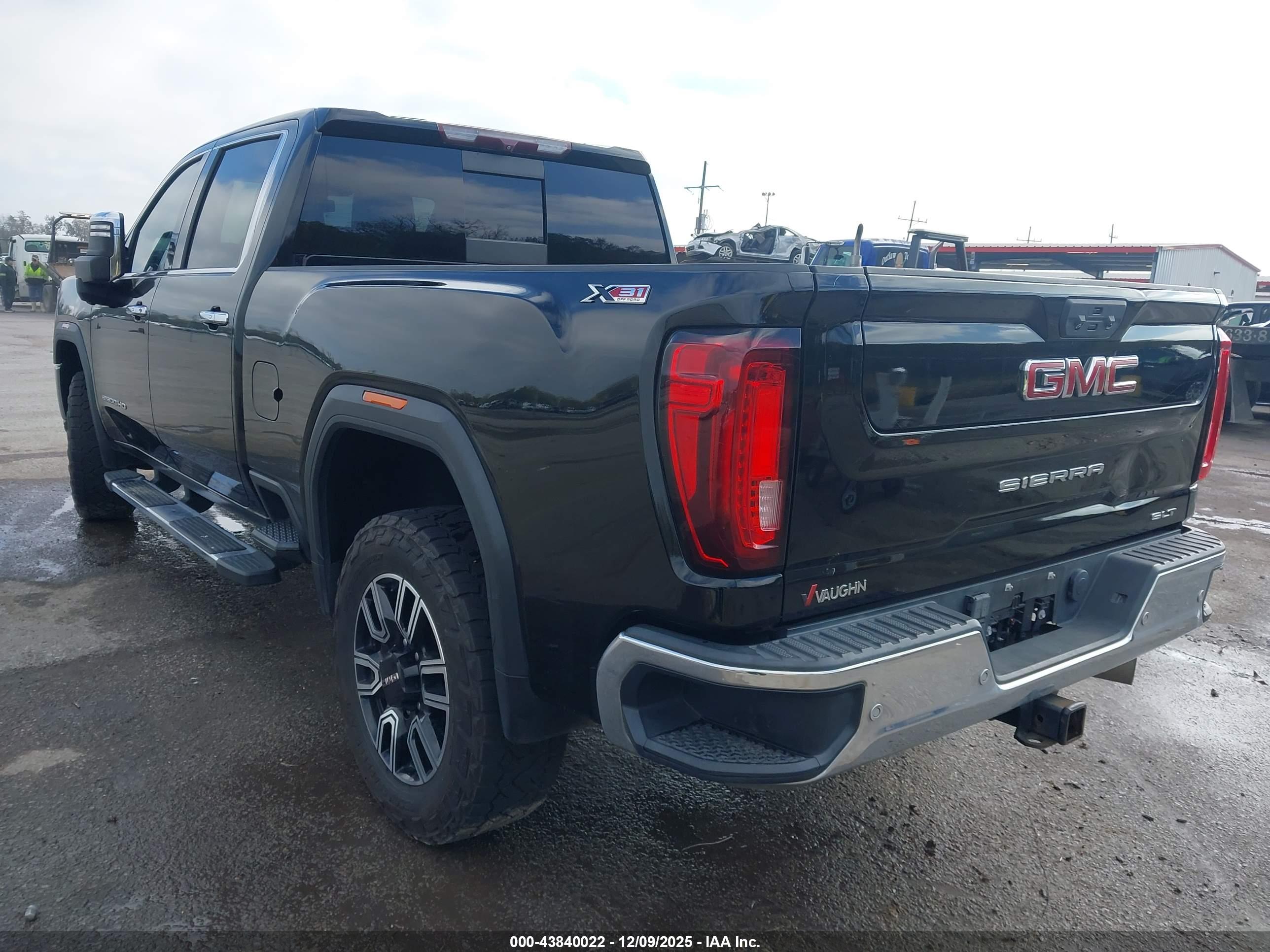 GMC SIERRA image 3