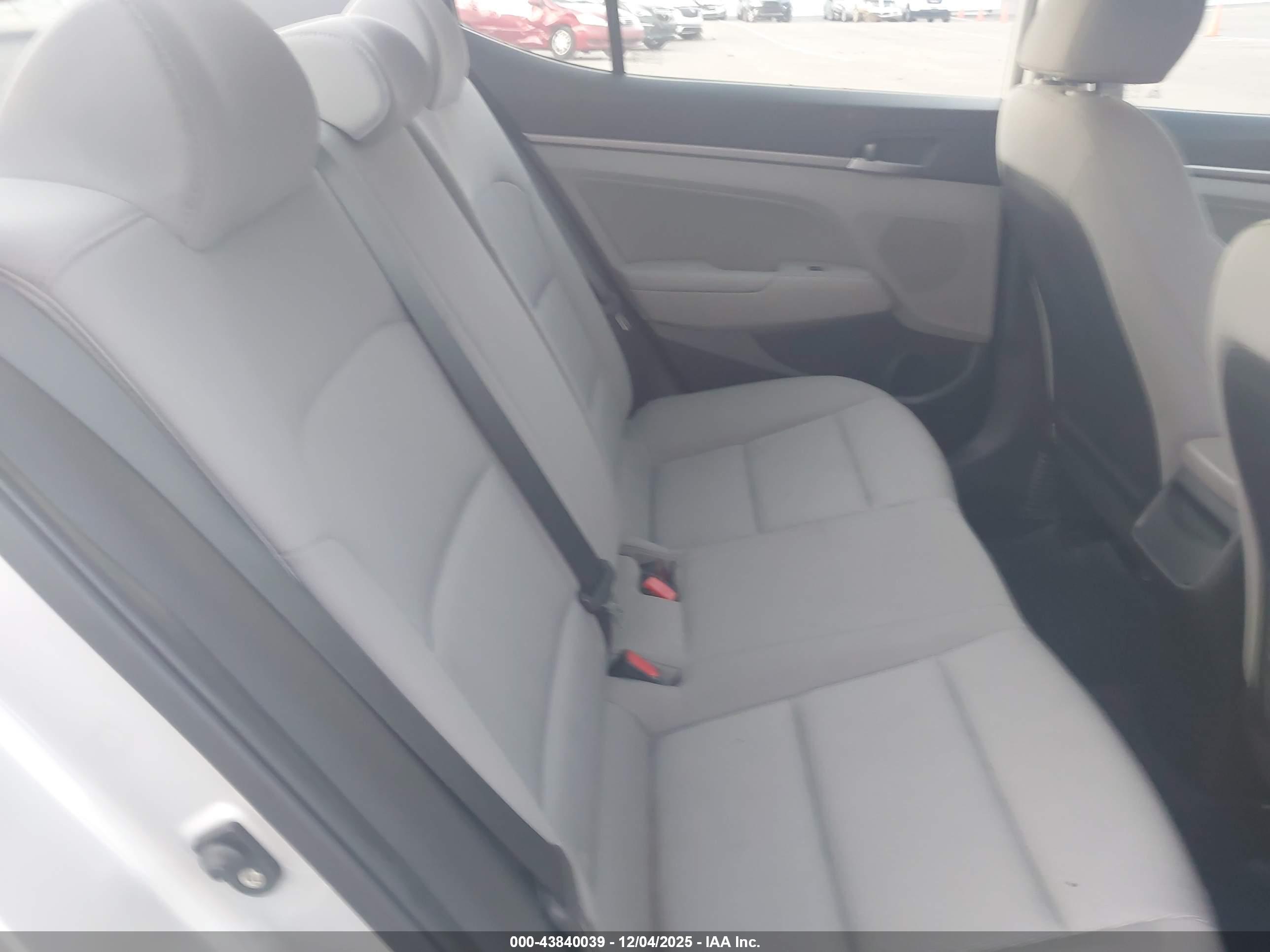 HYUNDAI ELANTRA image 8