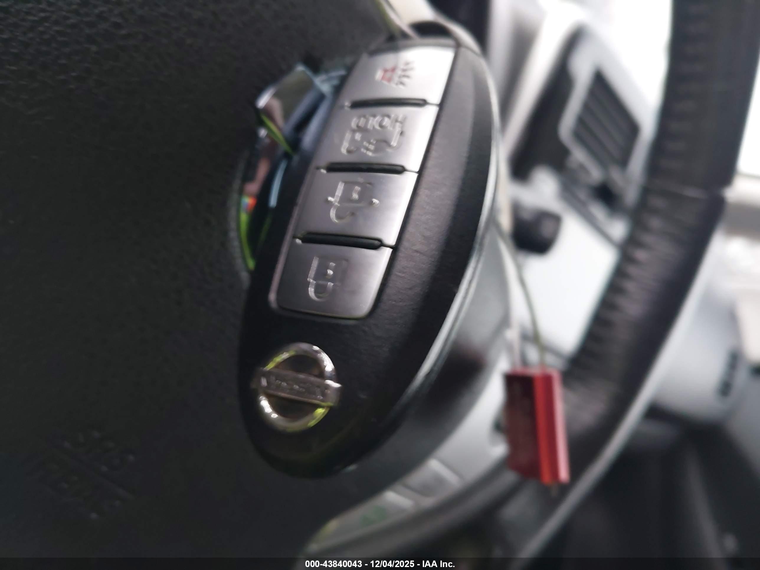NISSAN LEAF image 11