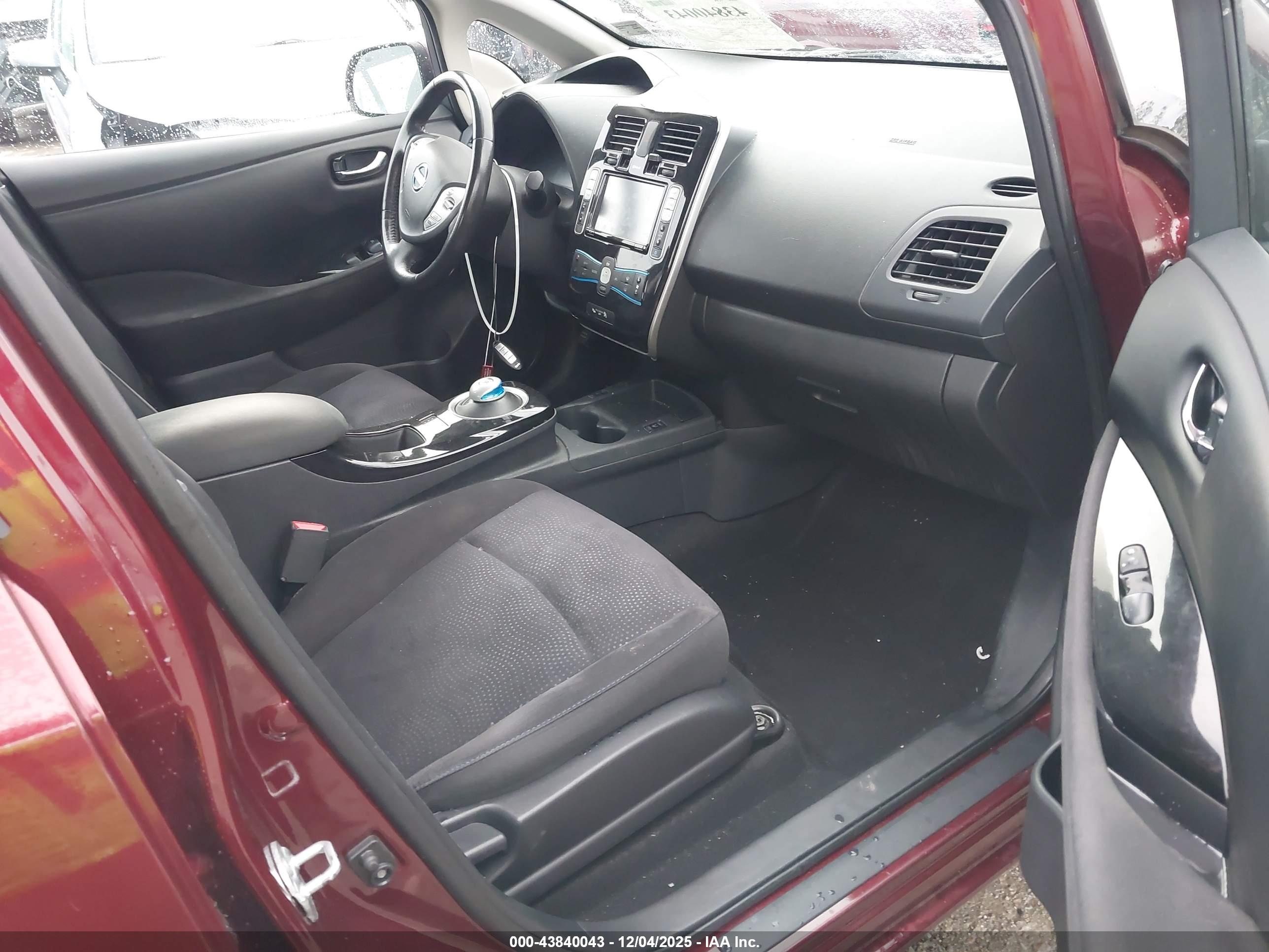 NISSAN LEAF image 5