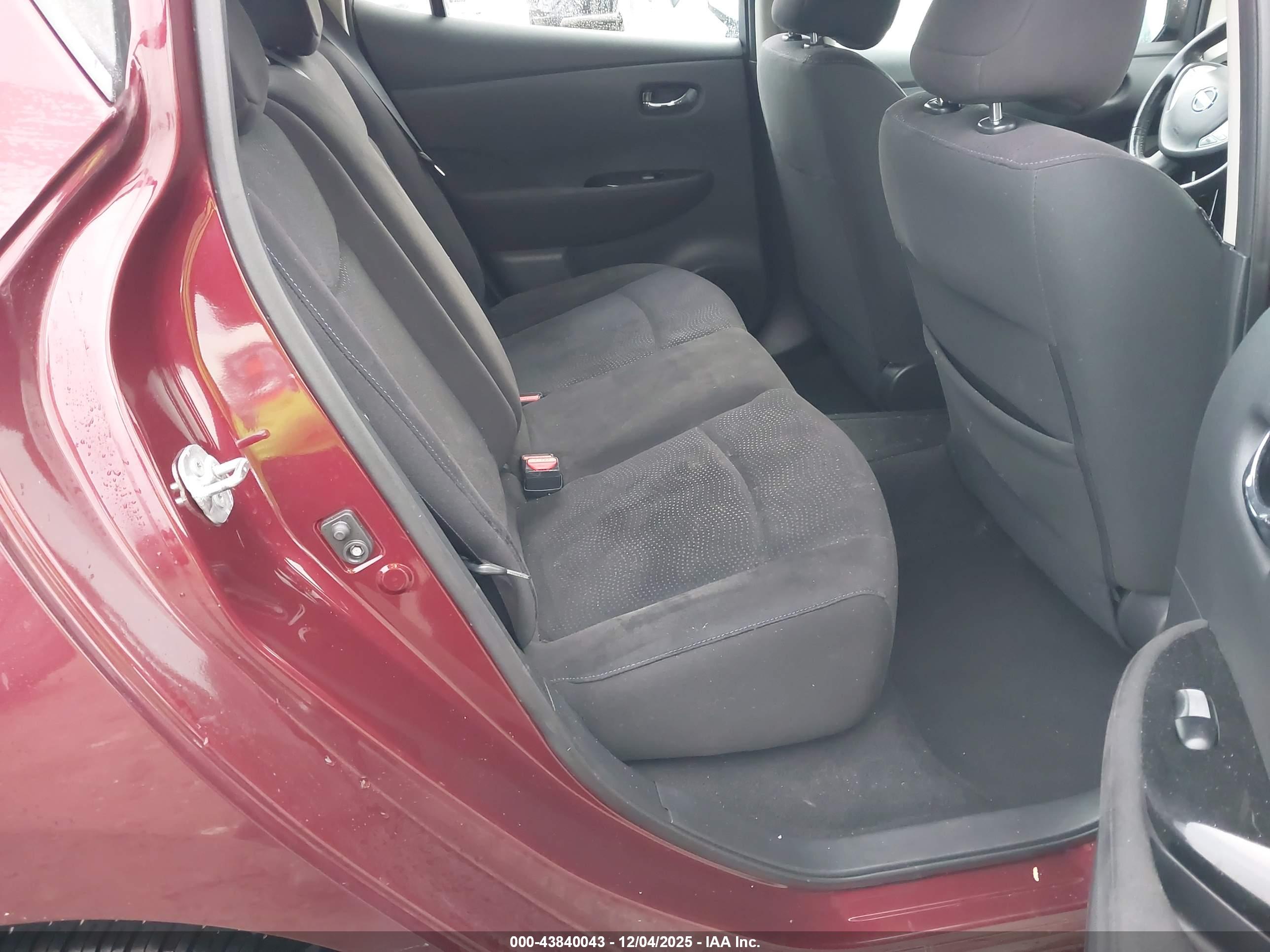 NISSAN LEAF image 8