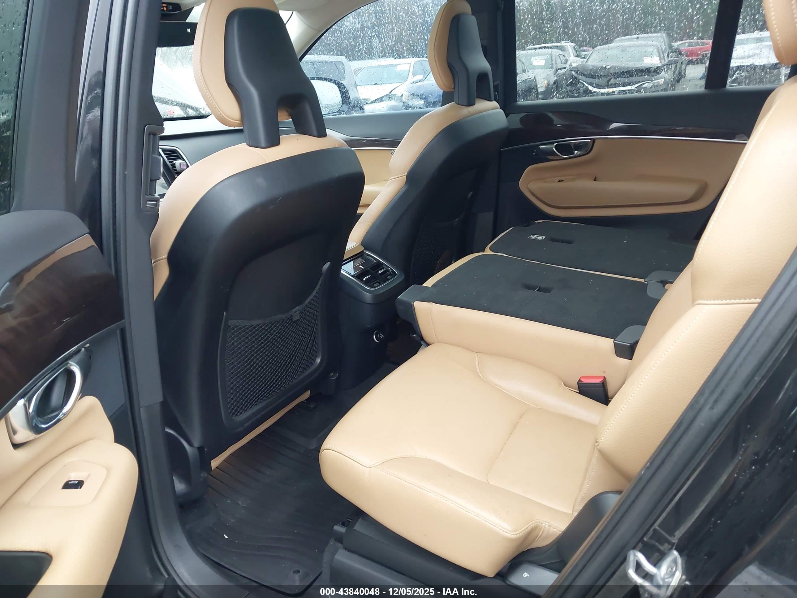 VOLVO XC90 image 8