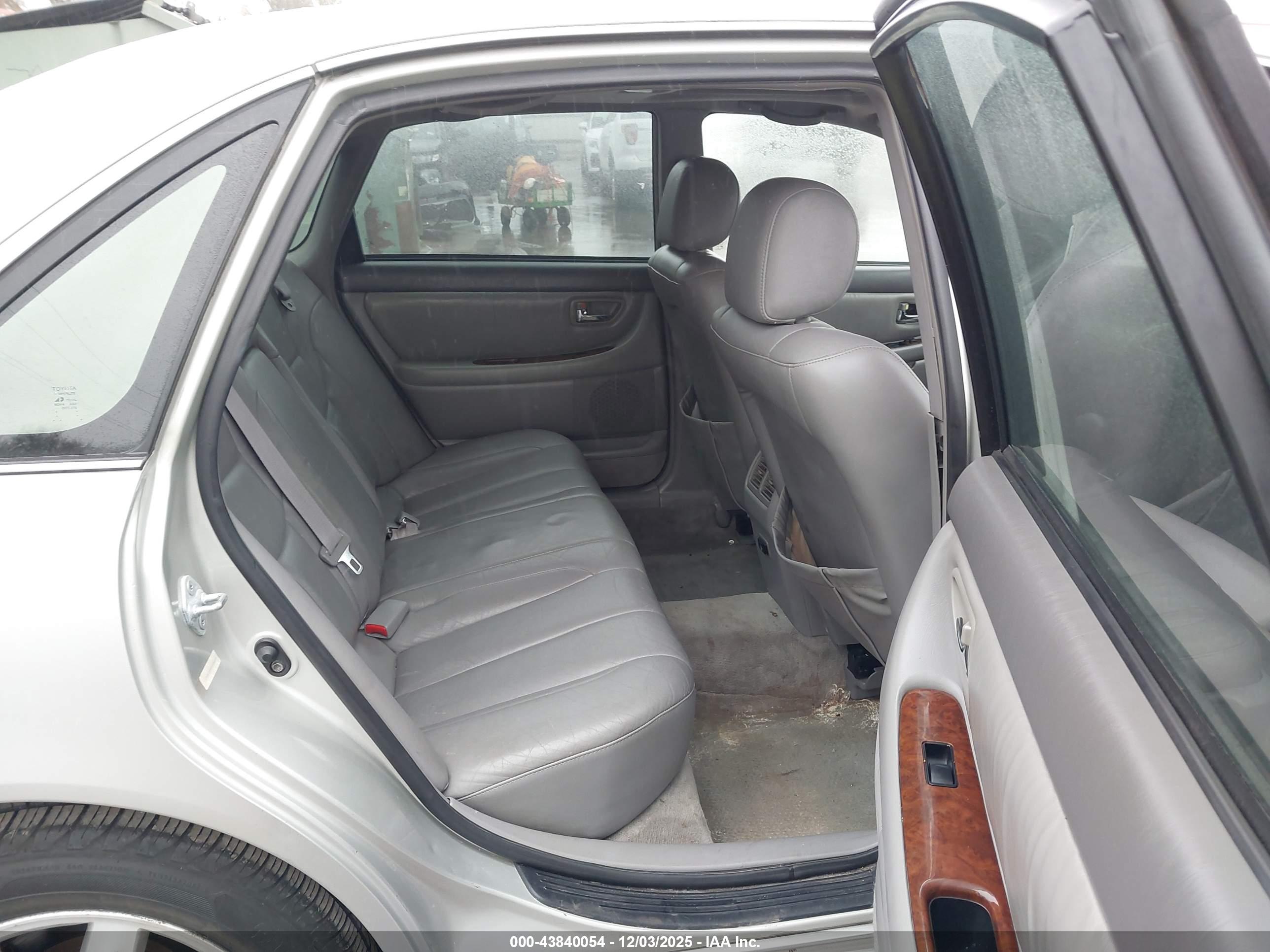 TOYOTA AVALON image 8
