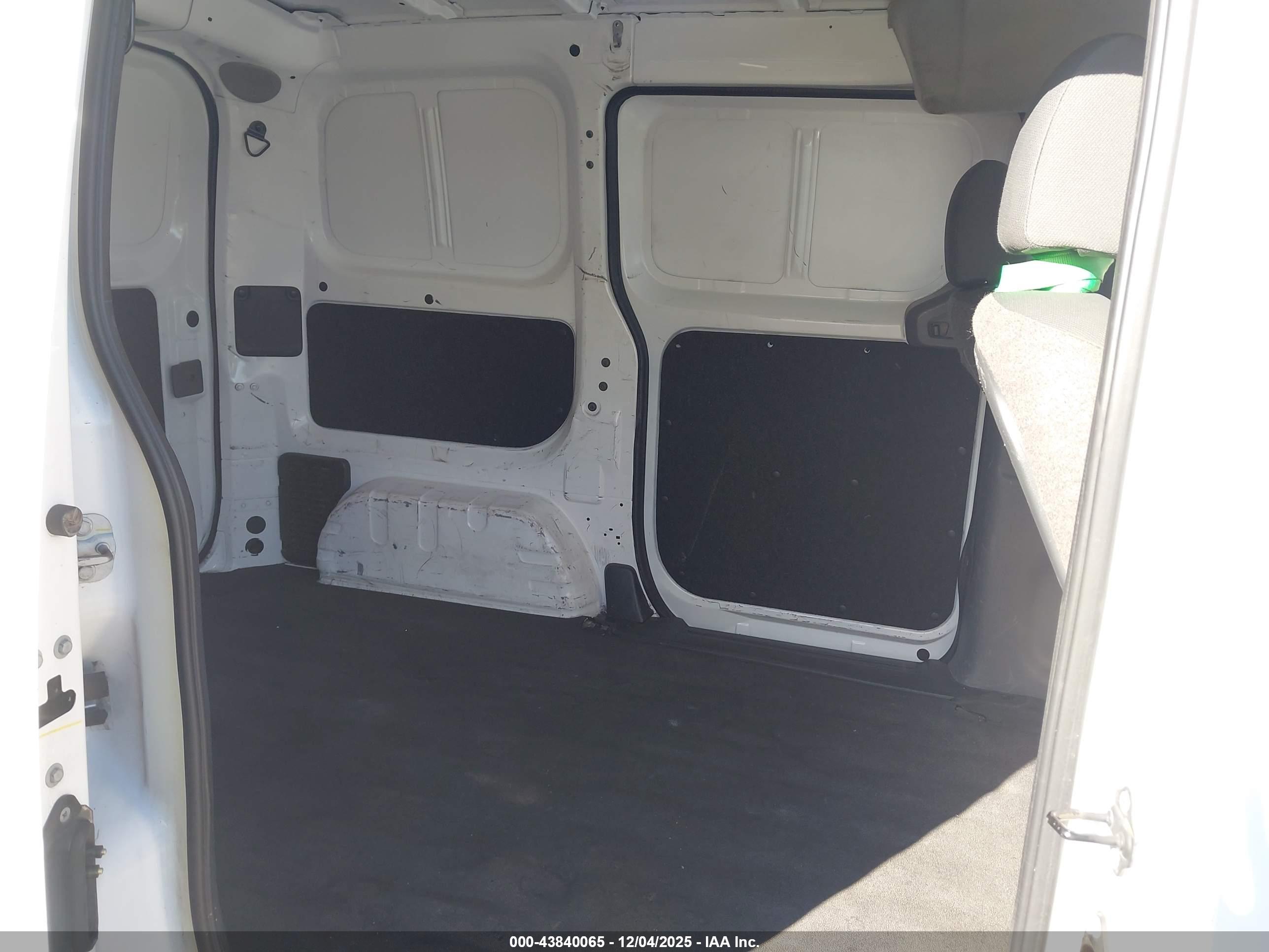 NISSAN NV200 image 8