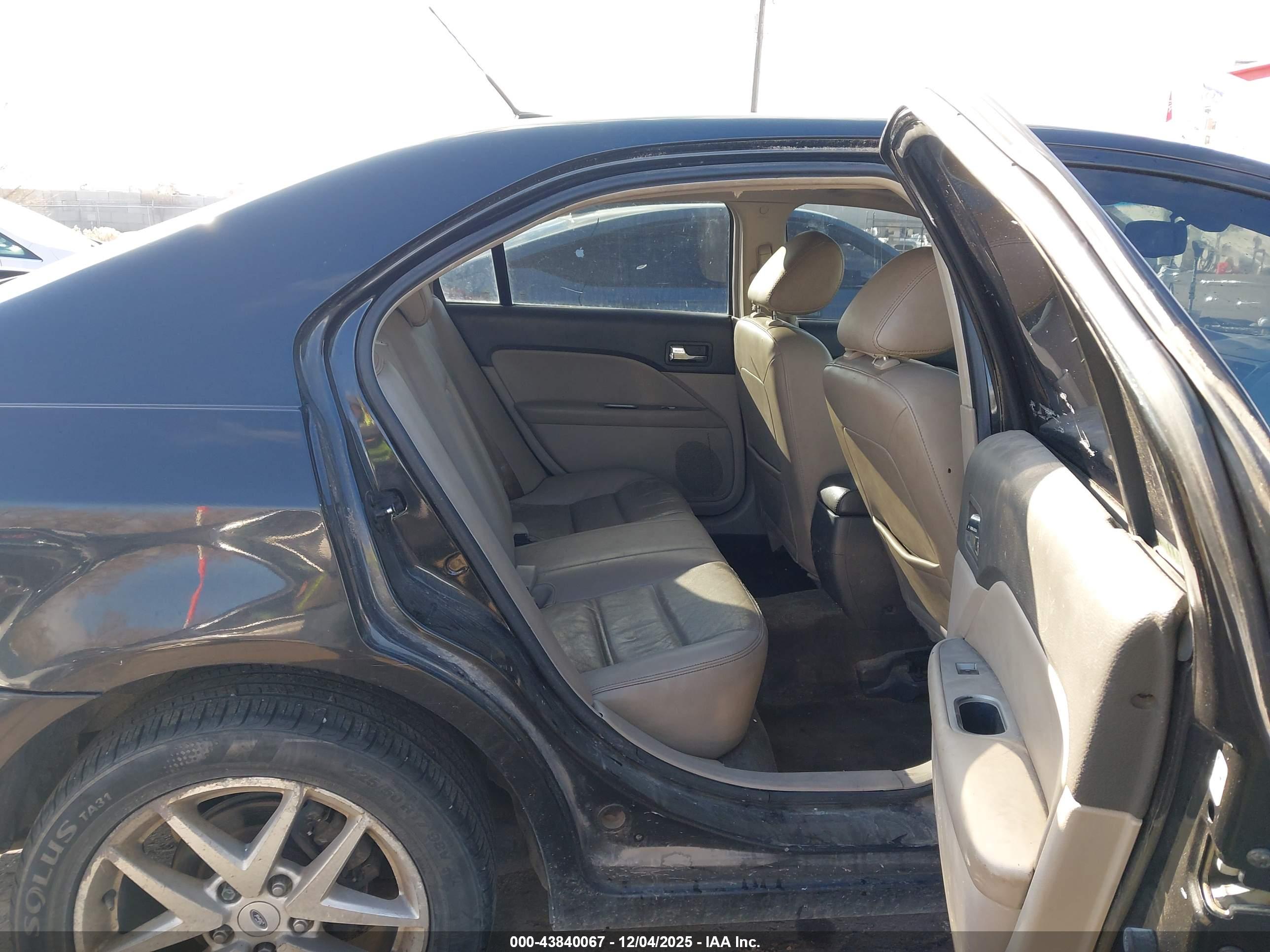 FORD FUSION image 8