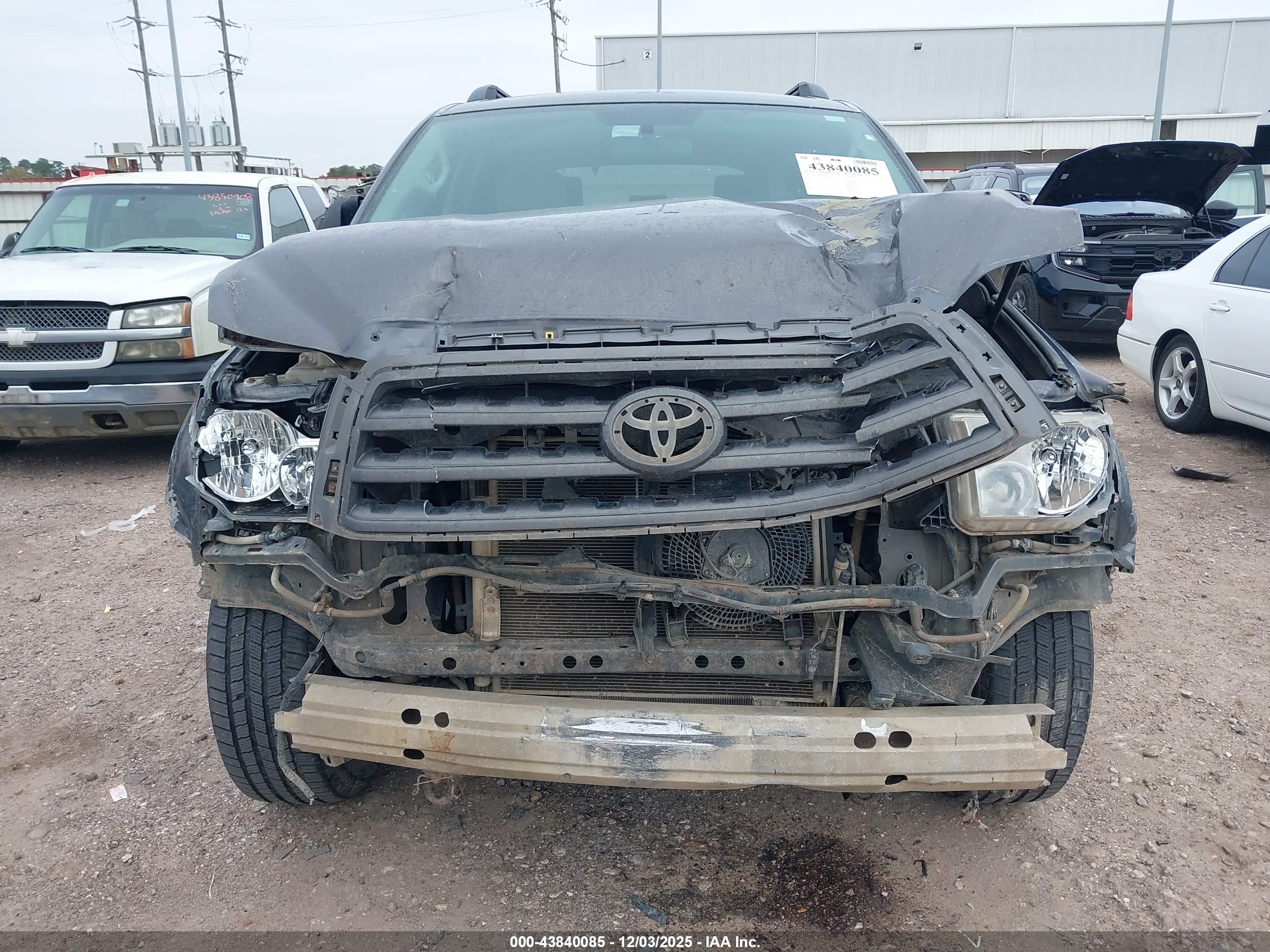 TOYOTA SEQUOIA image 6