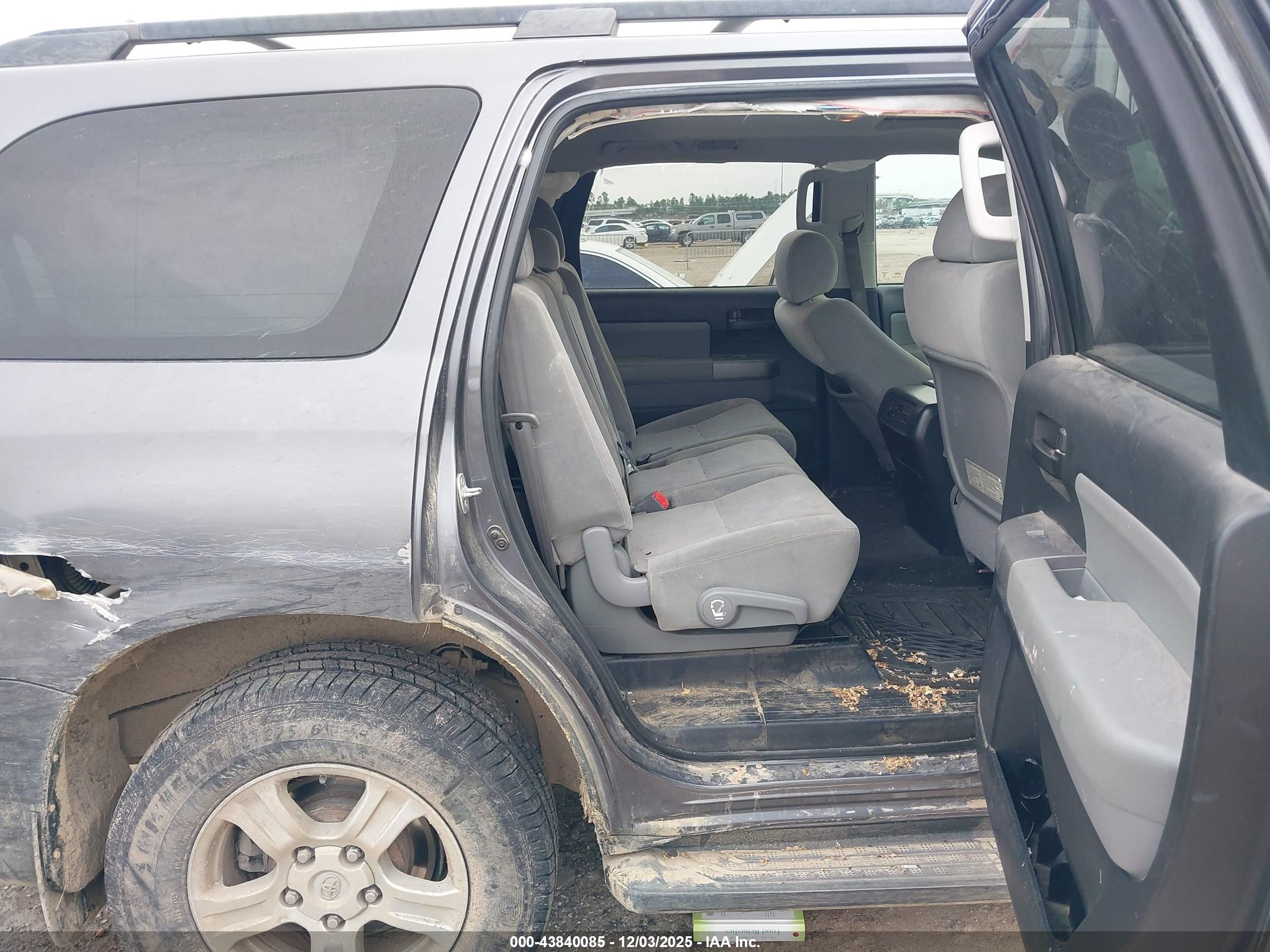 TOYOTA SEQUOIA image 8