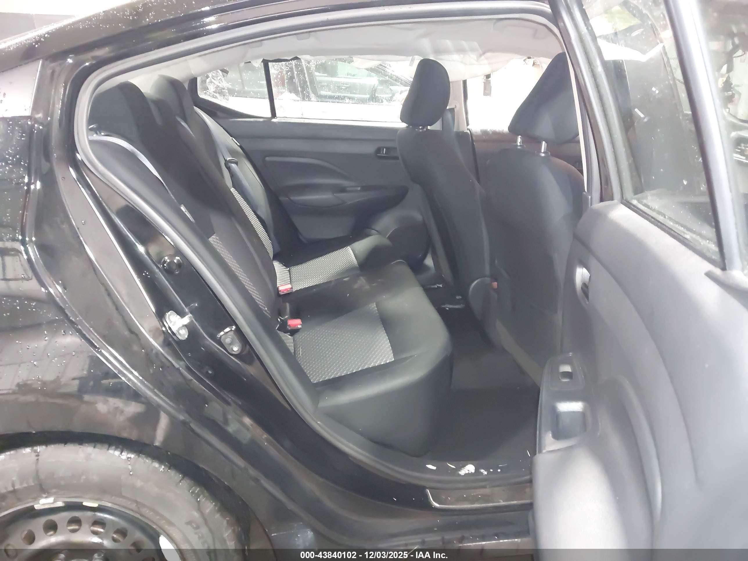 NISSAN VERSA image 8