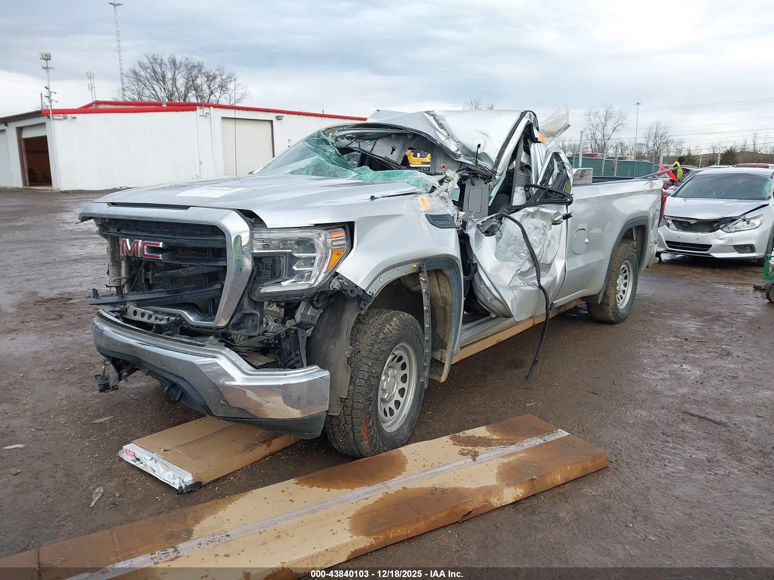 GMC SIERRA image 2