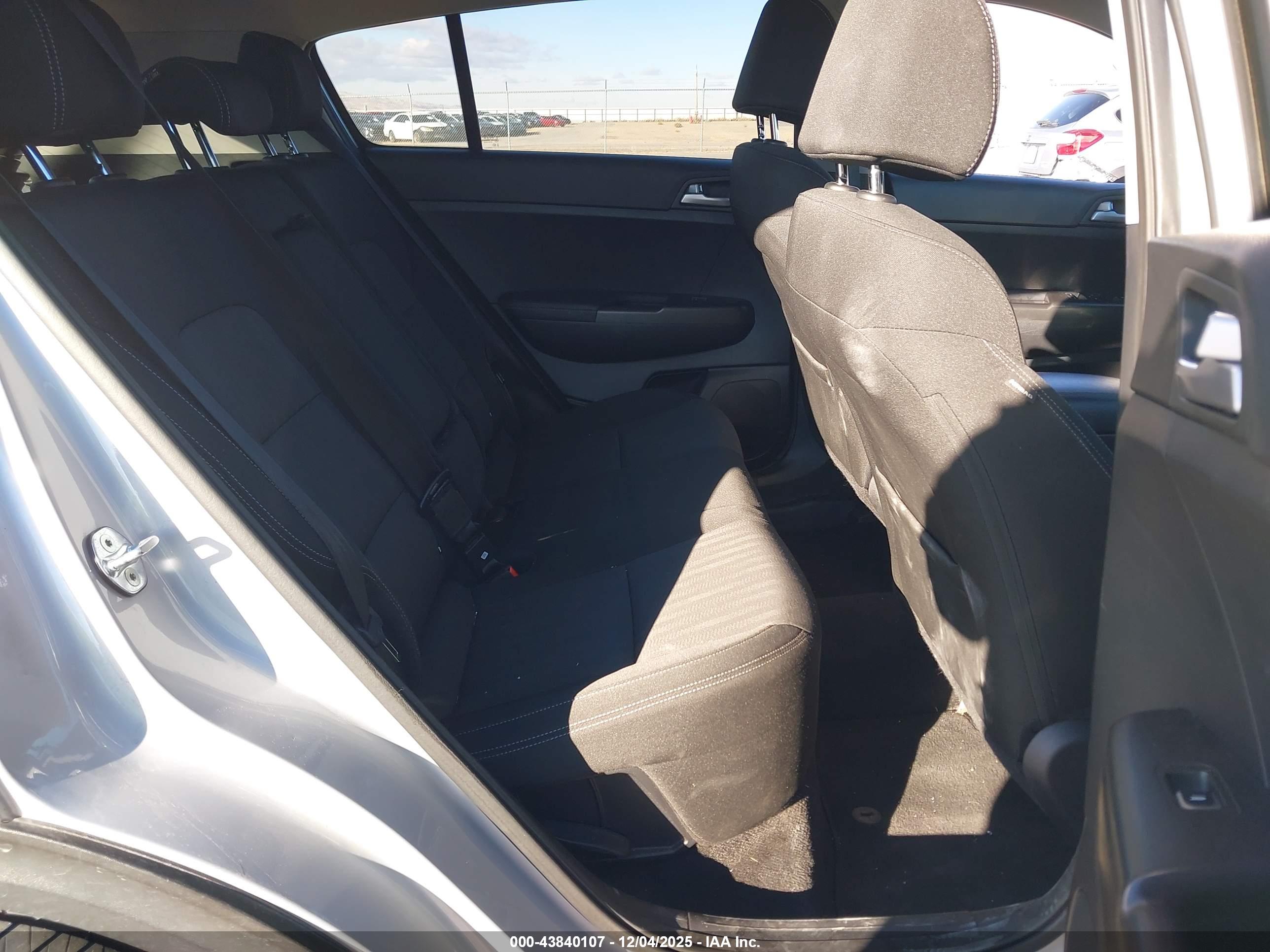 KIA SPORTAGE image 8