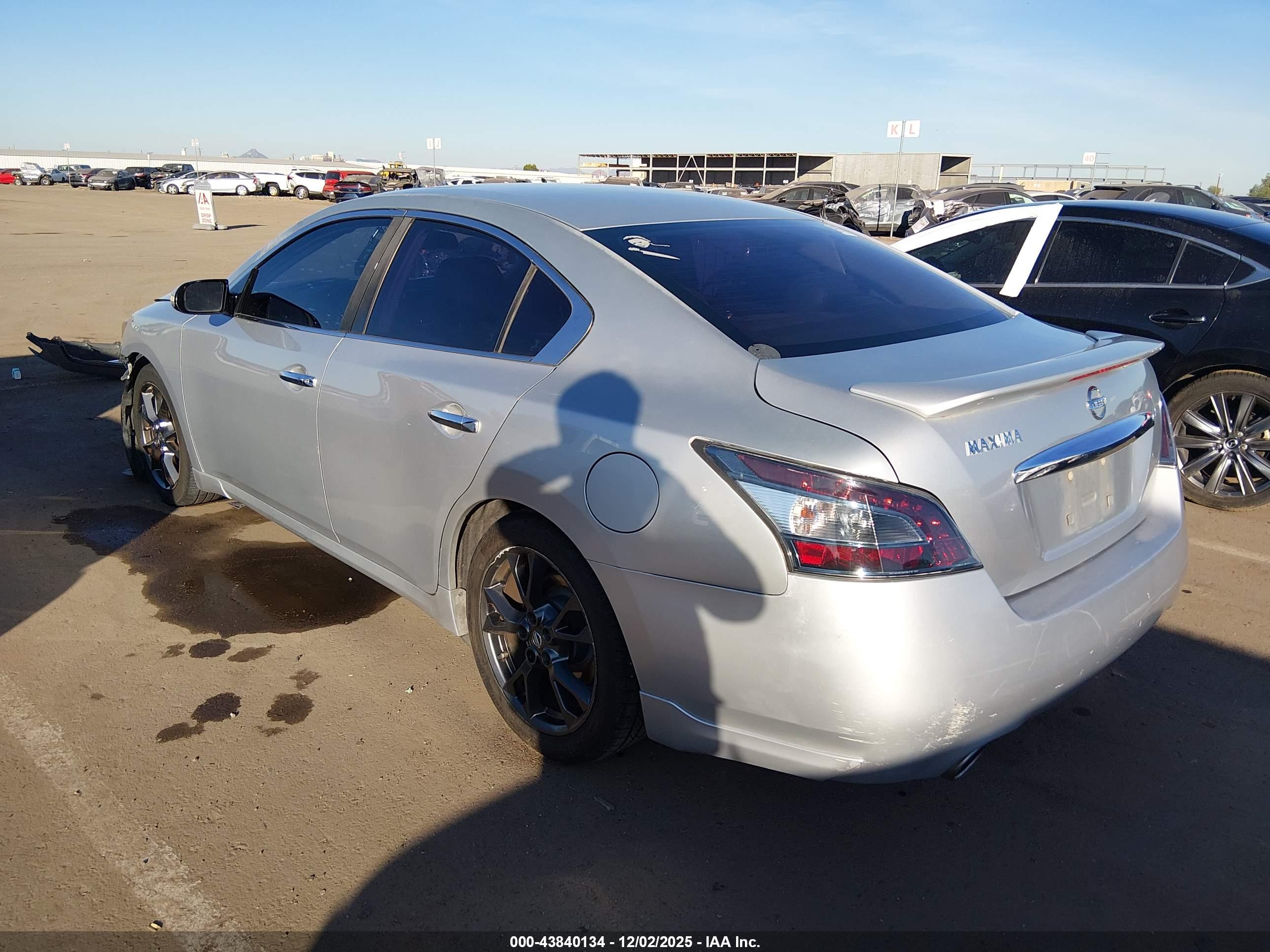 NISSAN MAXIMA image 3