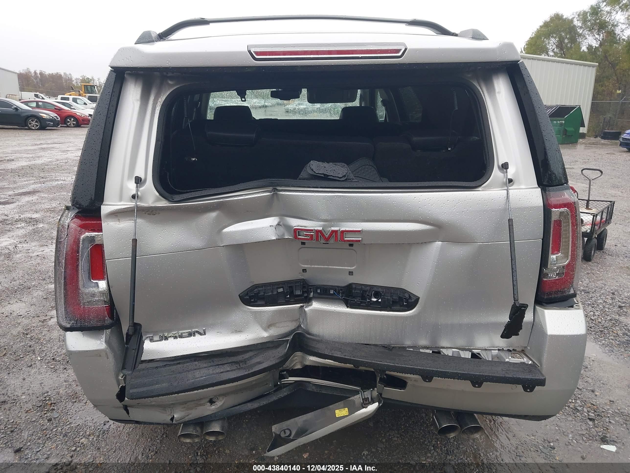 GMC YUKON image 6