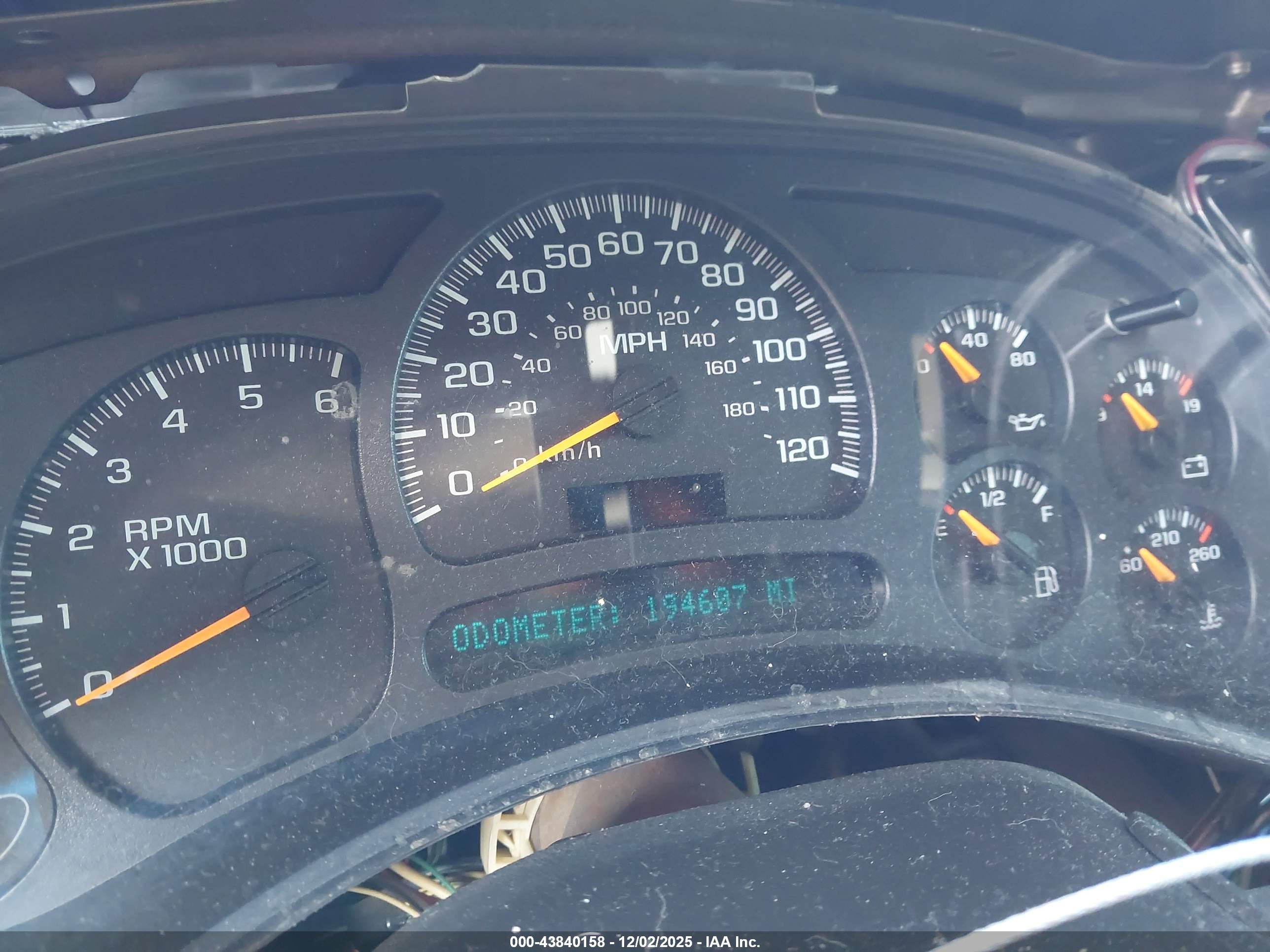 CHEVROLET SUBURBAN image 7