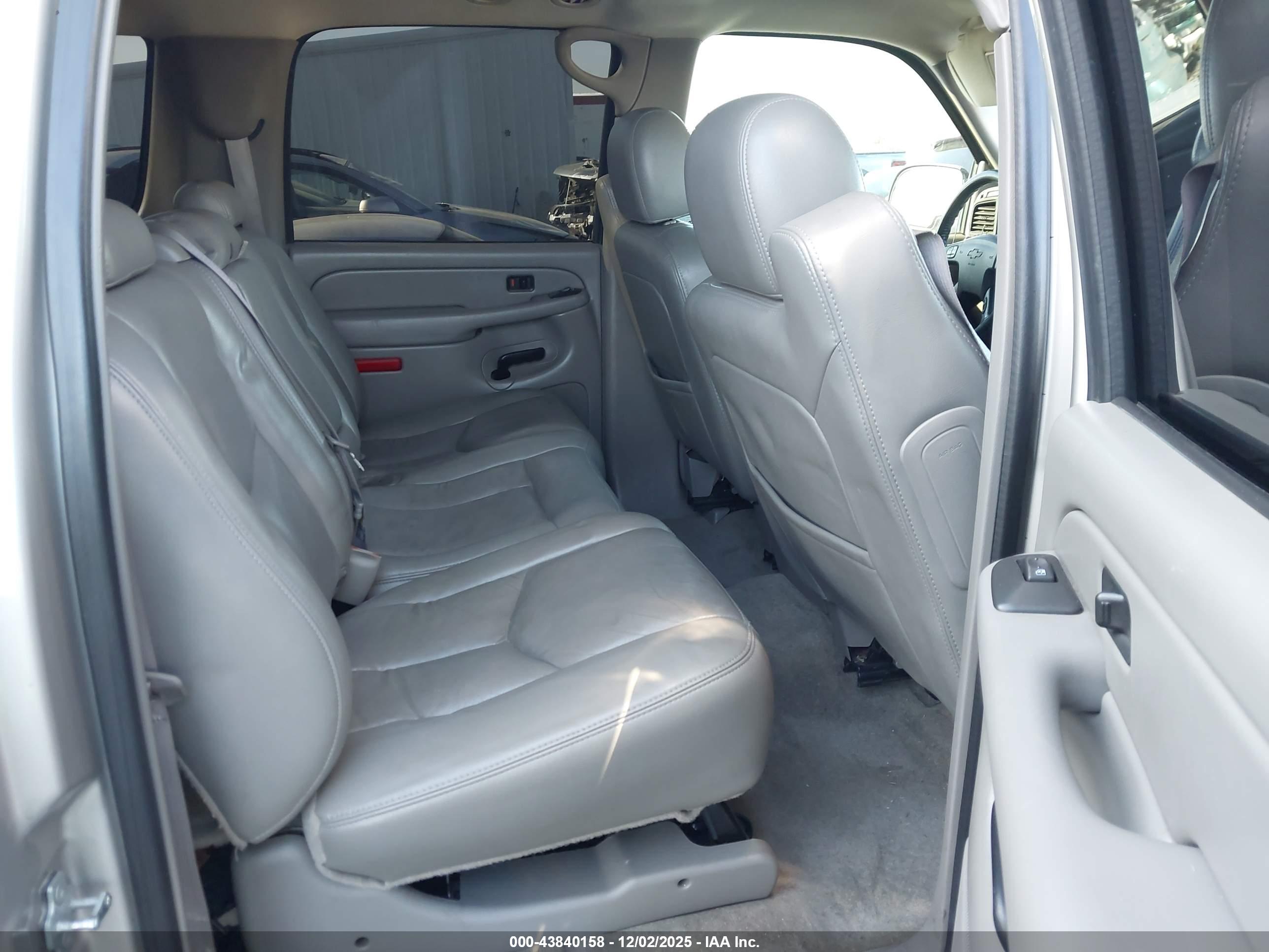 CHEVROLET SUBURBAN image 8