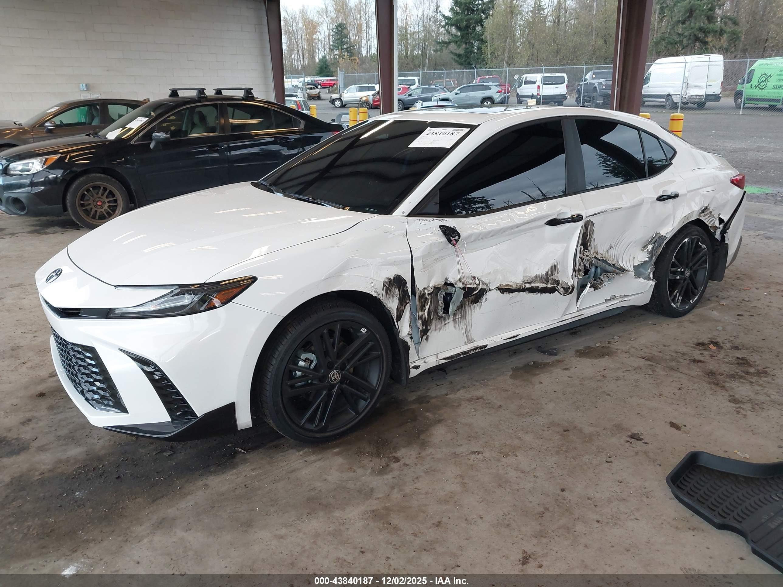TOYOTA CAMRY image 2