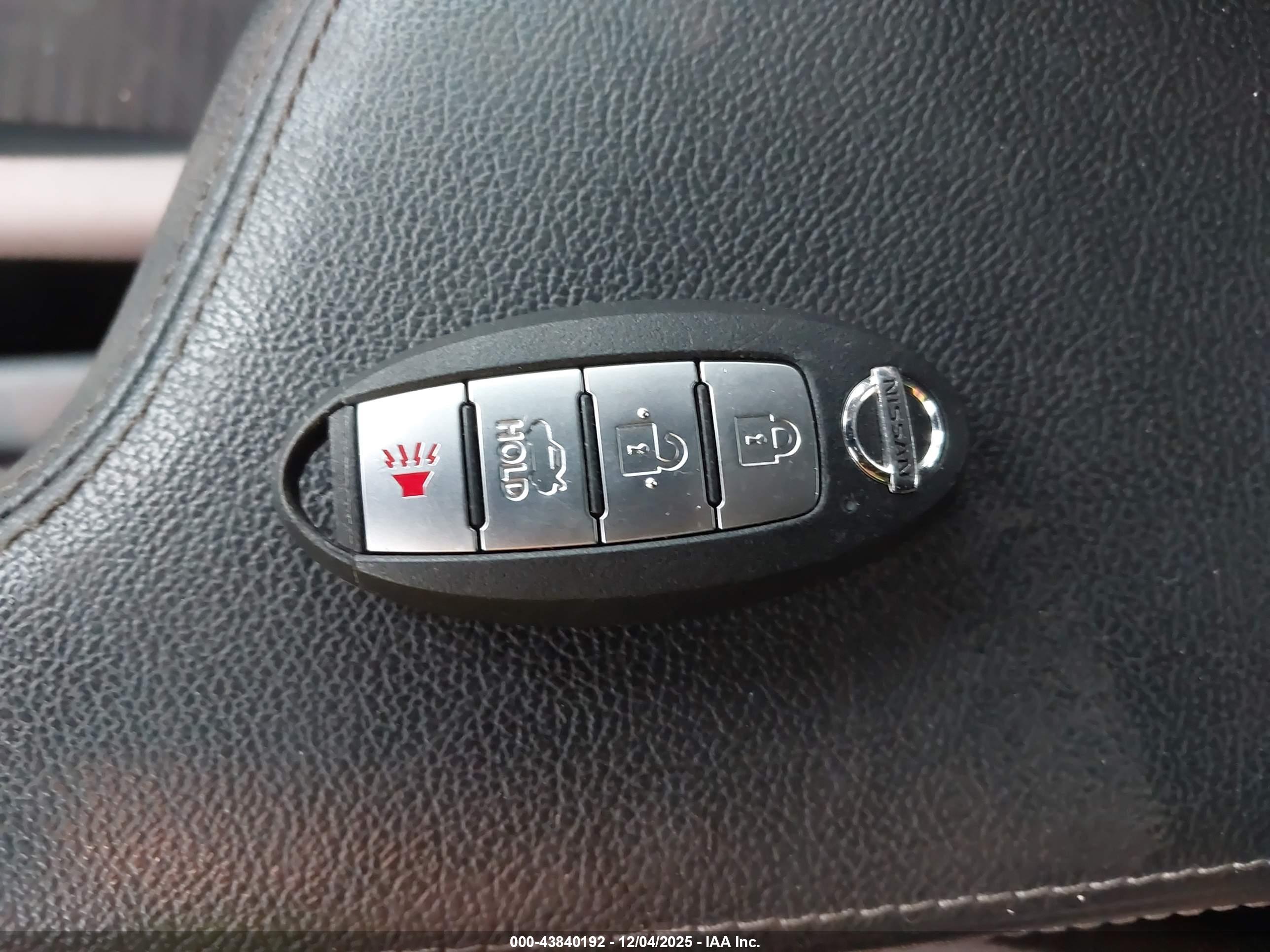 NISSAN VERSA image 11