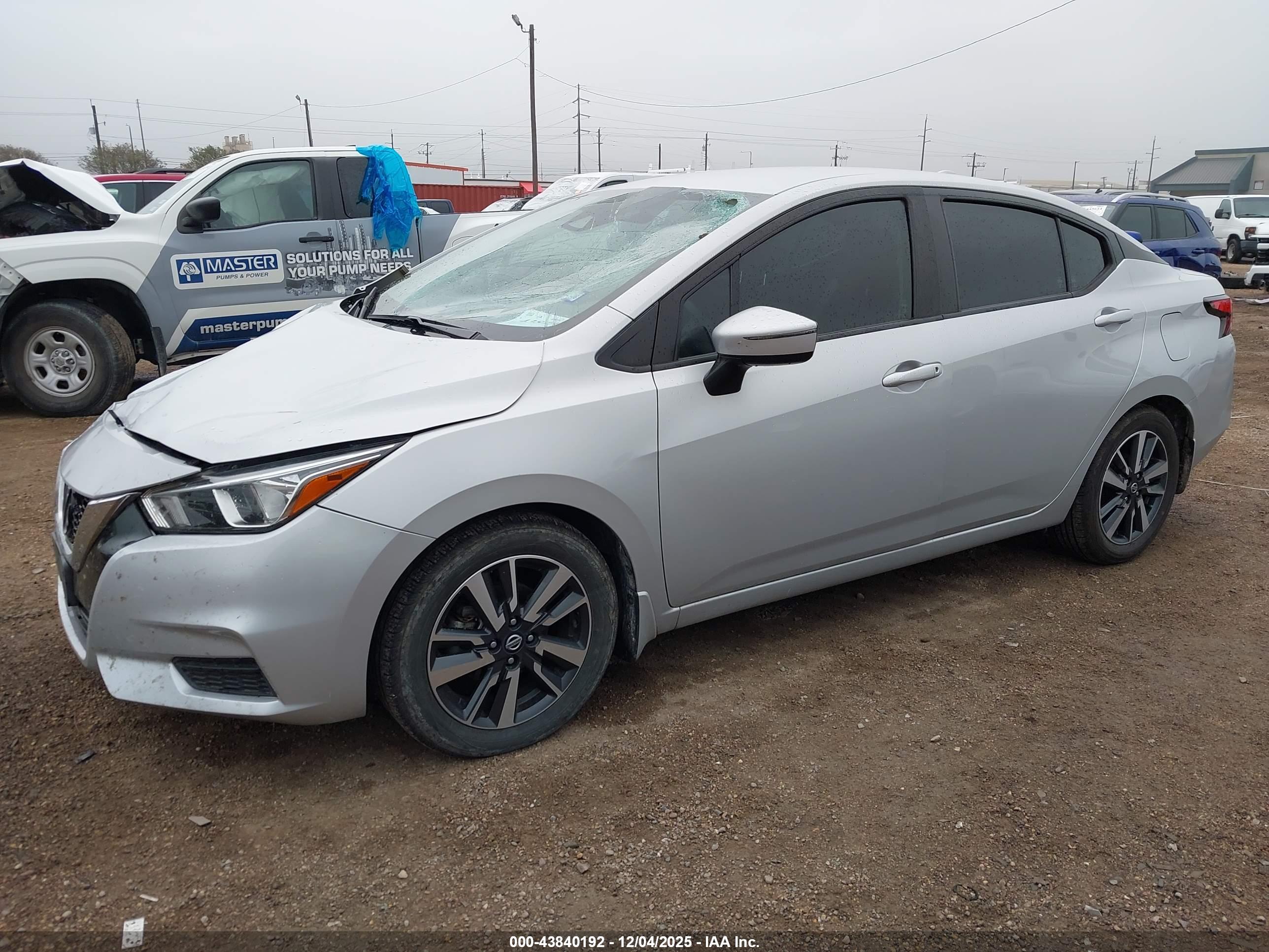 NISSAN VERSA image 2