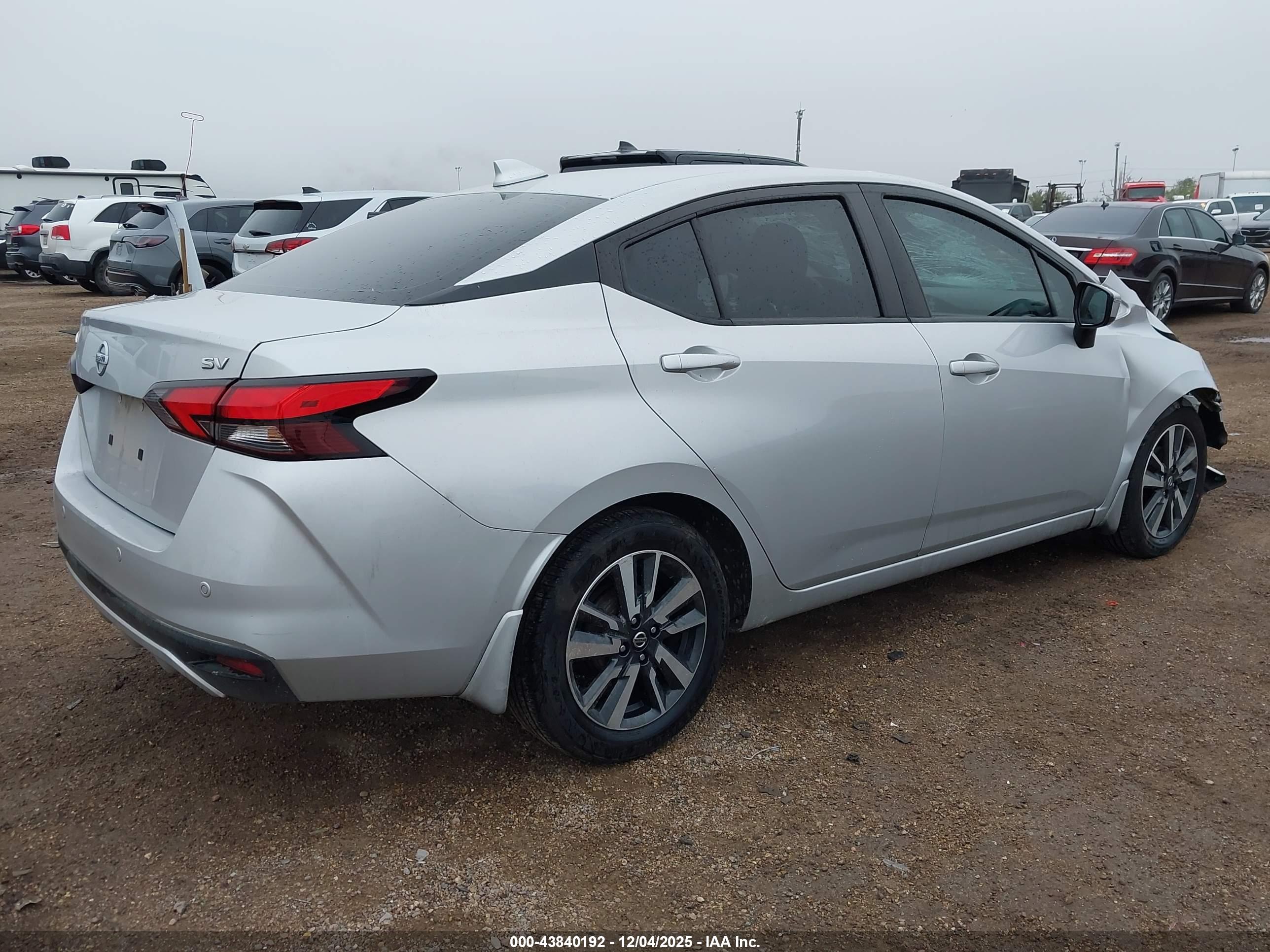 NISSAN VERSA image 4