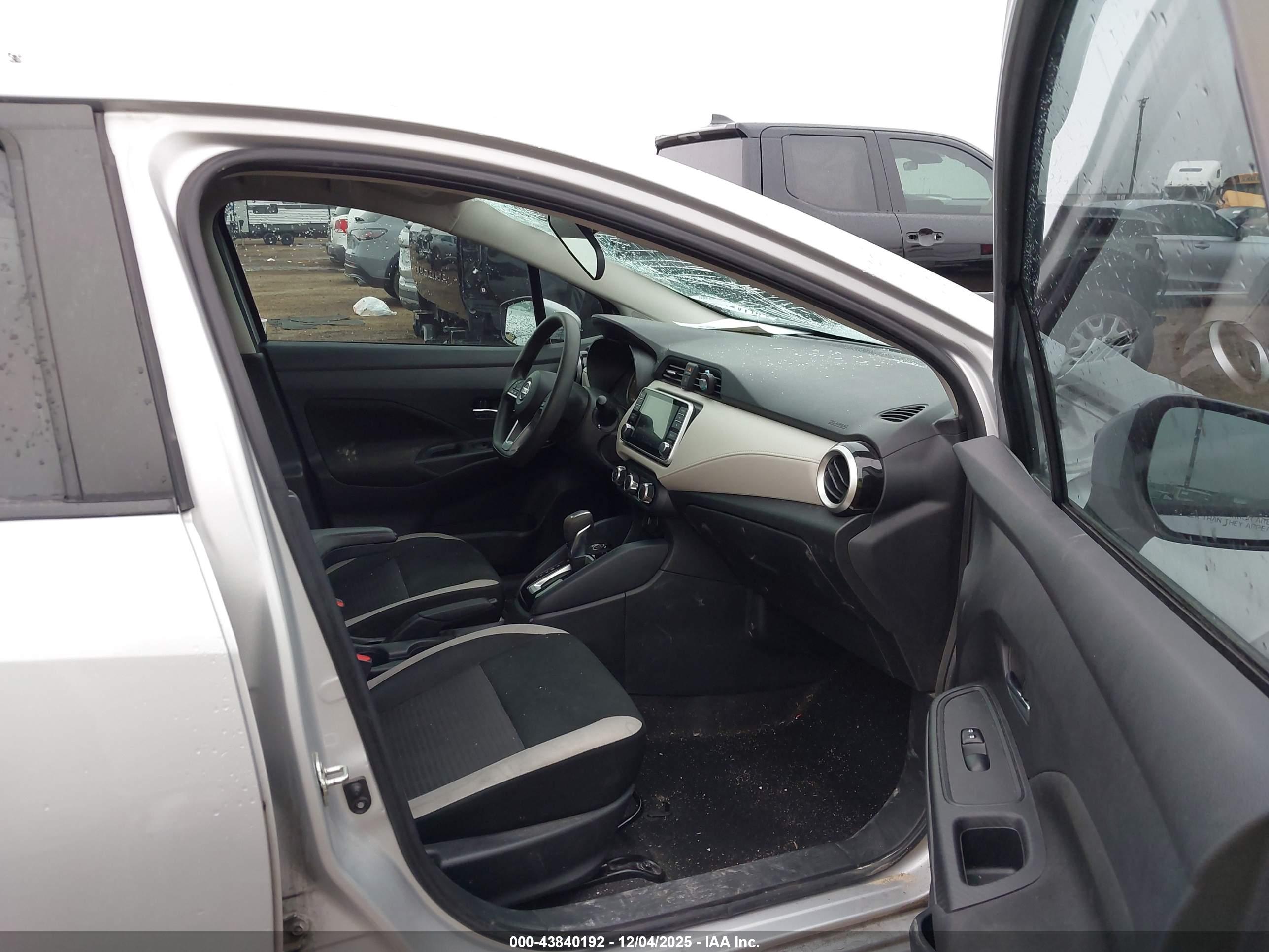 NISSAN VERSA image 5